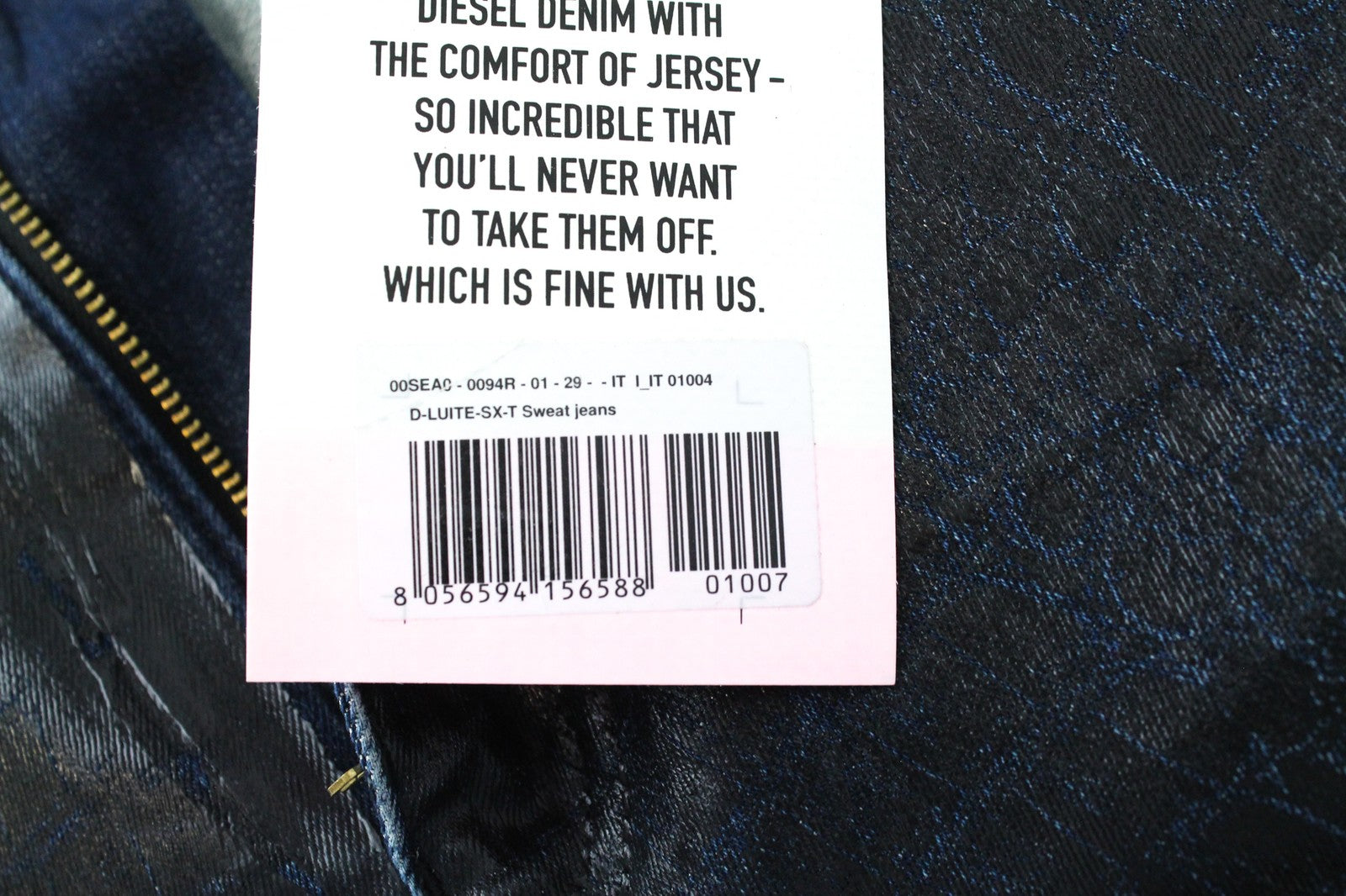 DIESEL D-Luite-SX-T 0094R W29 moteriški džinsai su gyvūnų raštu ir platėjančiomis sportinėmis kelnėmis, dengti gobtuvu. 