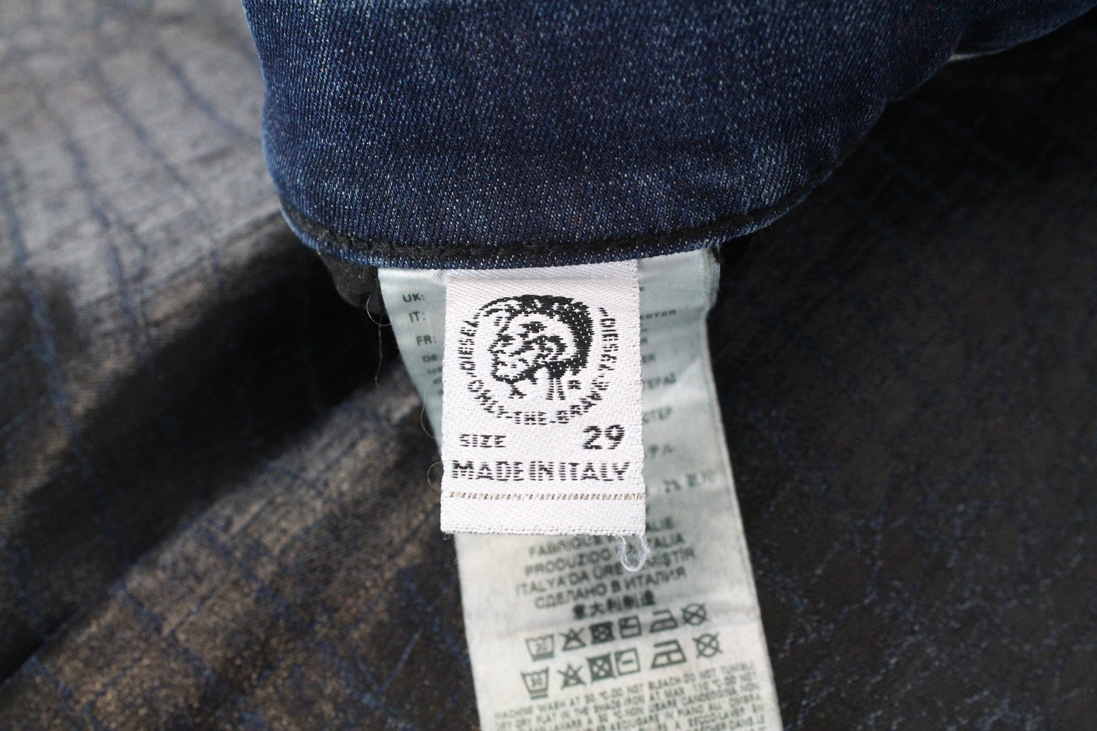 DIESEL D-Luite-SX-T 0094R W29 moteriški džinsai su gyvūnų raštu ir platėjančiomis sportinėmis kelnėmis, dengti gobtuvu. 