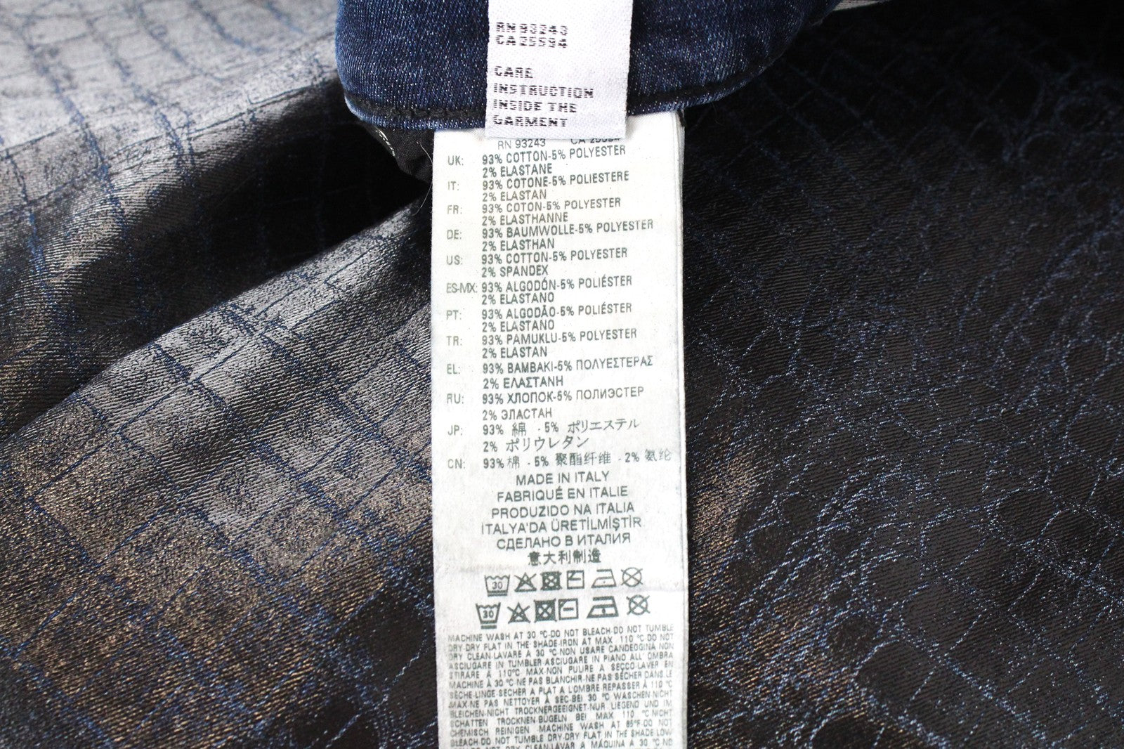 DIESEL D-Luite-SX-T 0094R W29 moteriški džinsai su gyvūnų raštu ir platėjančiomis sportinėmis kelnėmis, dengti gobtuvu. 