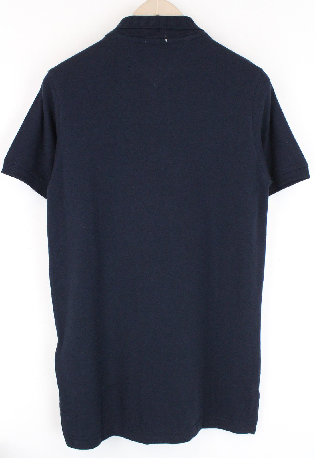 TOMMY HILFIGER Denim S vyriški polo marškinėliai su tamsiai mėlyna apykakle ir logotipu, išsiuvinėtu polo stiliumi. 