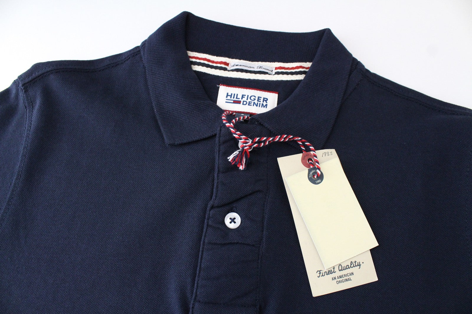 TOMMY HILFIGER Denim S vyriški polo marškinėliai su tamsiai mėlyna apykakle ir logotipu, išsiuvinėtu polo stiliumi. 