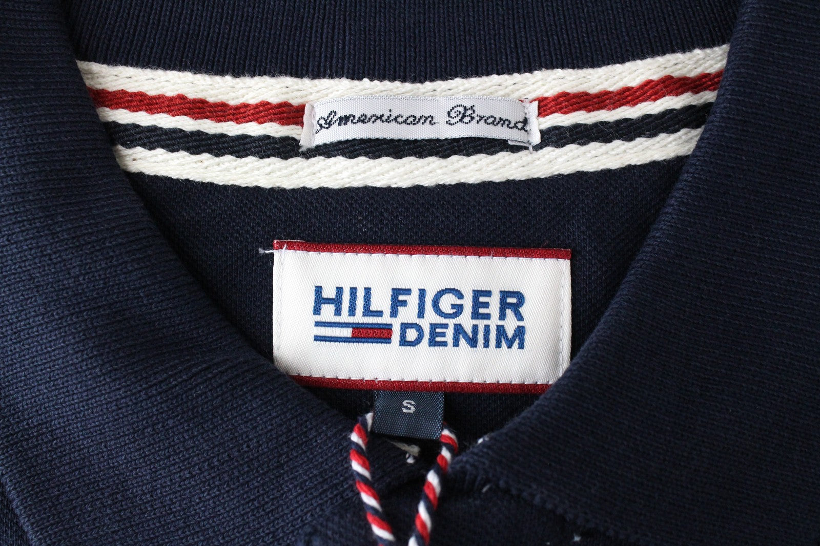 TOMMY HILFIGER Denim S vyriški polo marškinėliai su tamsiai mėlyna apykakle ir logotipu, išsiuvinėtu polo stiliumi. 