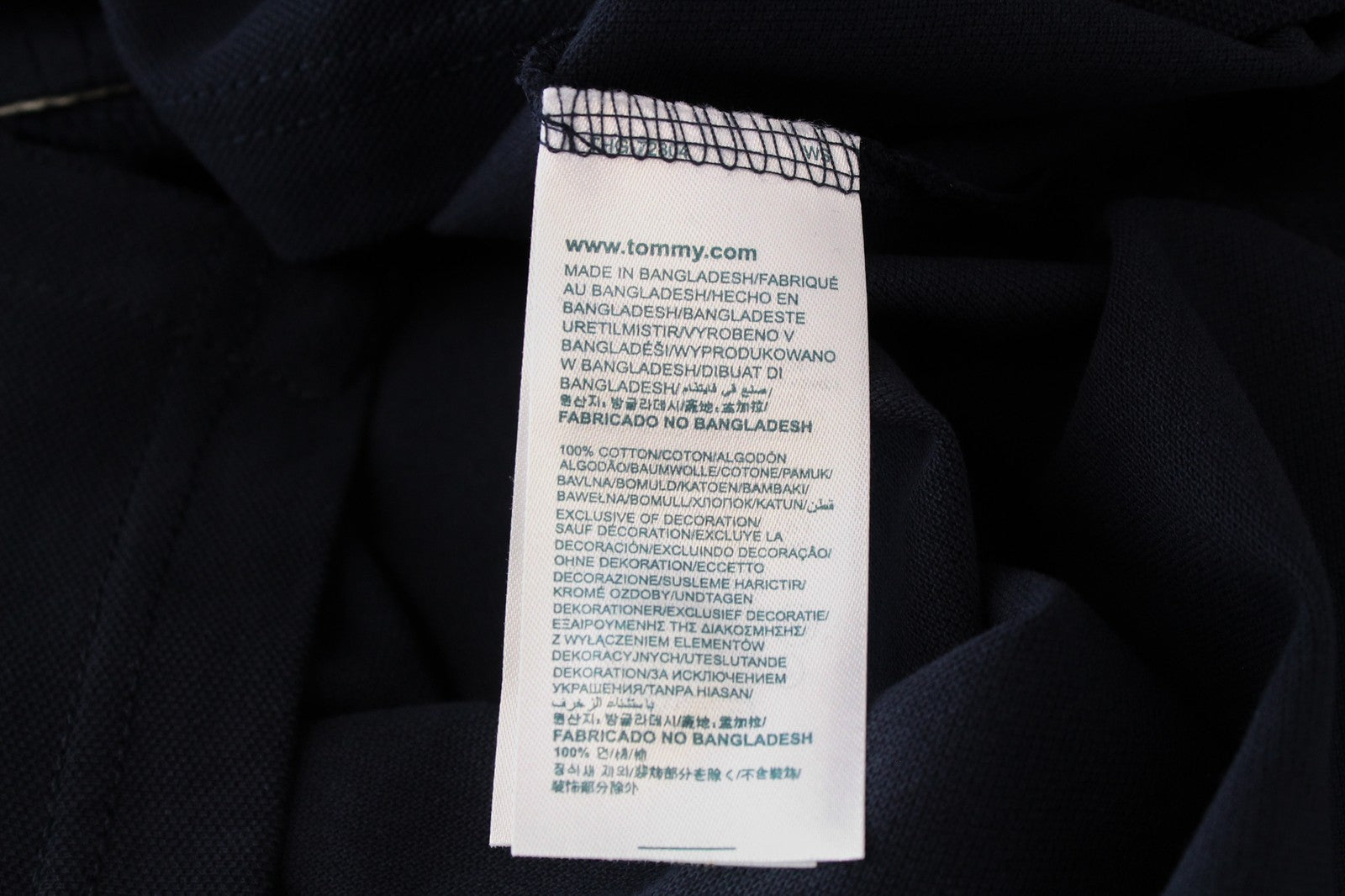 TOMMY HILFIGER Denim S vyriški polo marškinėliai su tamsiai mėlyna apykakle ir logotipu, išsiuvinėtu polo stiliumi. 