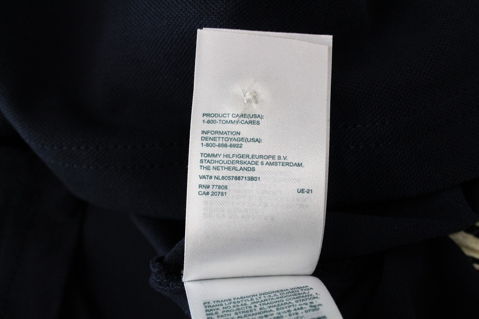 TOMMY HILFIGER Denim S vyriški polo marškinėliai su tamsiai mėlyna apykakle ir logotipu, išsiuvinėtu polo stiliumi. 