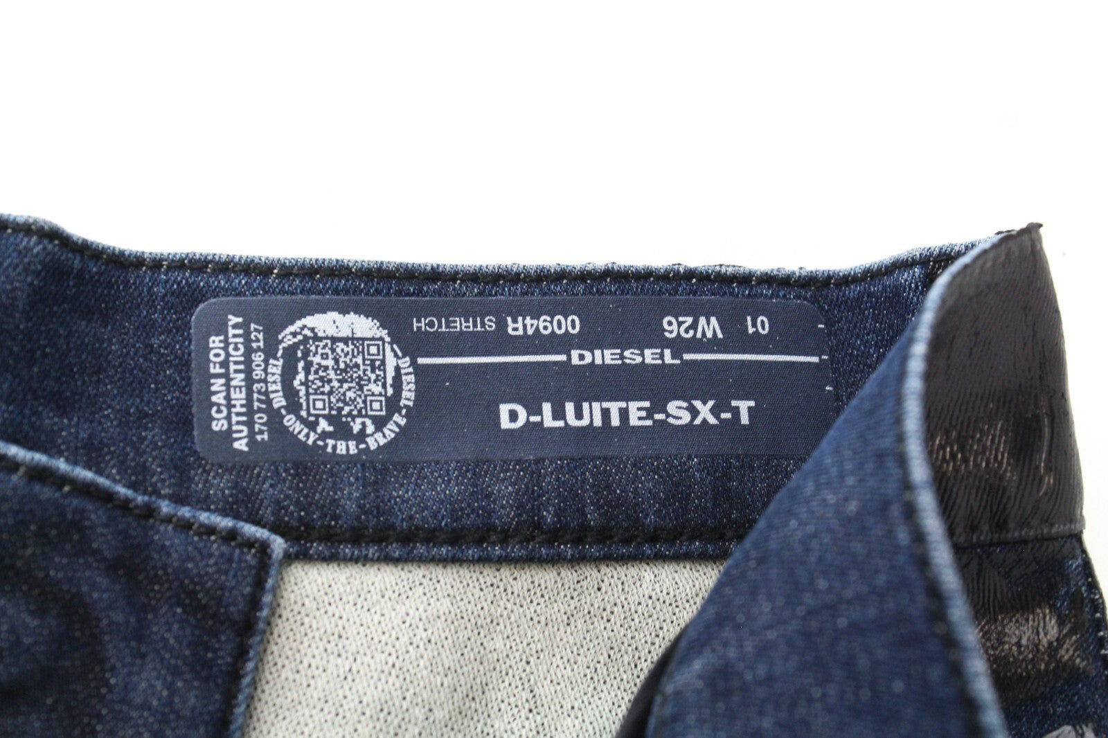 DIESEL D-Luite-SX-T 0094R W26 moteriški džinsai su platėjančiomis kelnėmis, dengti gyvūnų raštu 