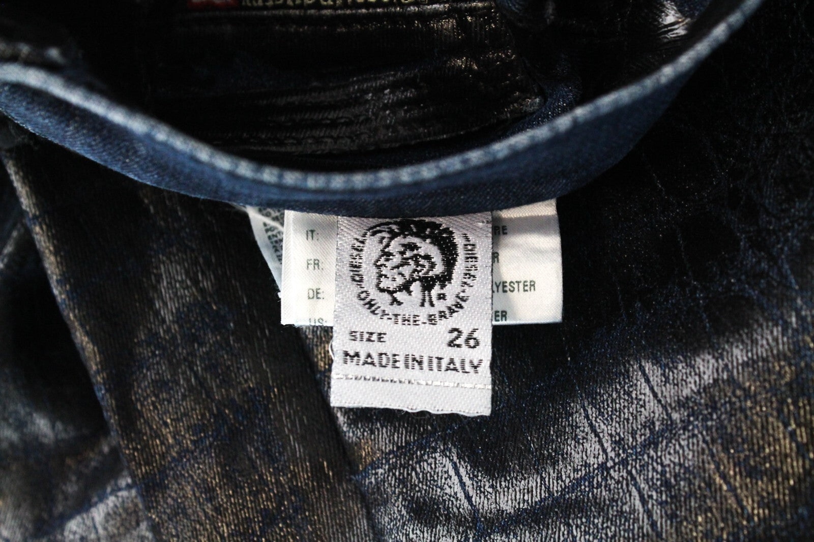 DIESEL D-Luite-SX-T 0094R W26 moteriški džinsai su platėjančiomis kelnėmis, dengti gyvūnų raštu 