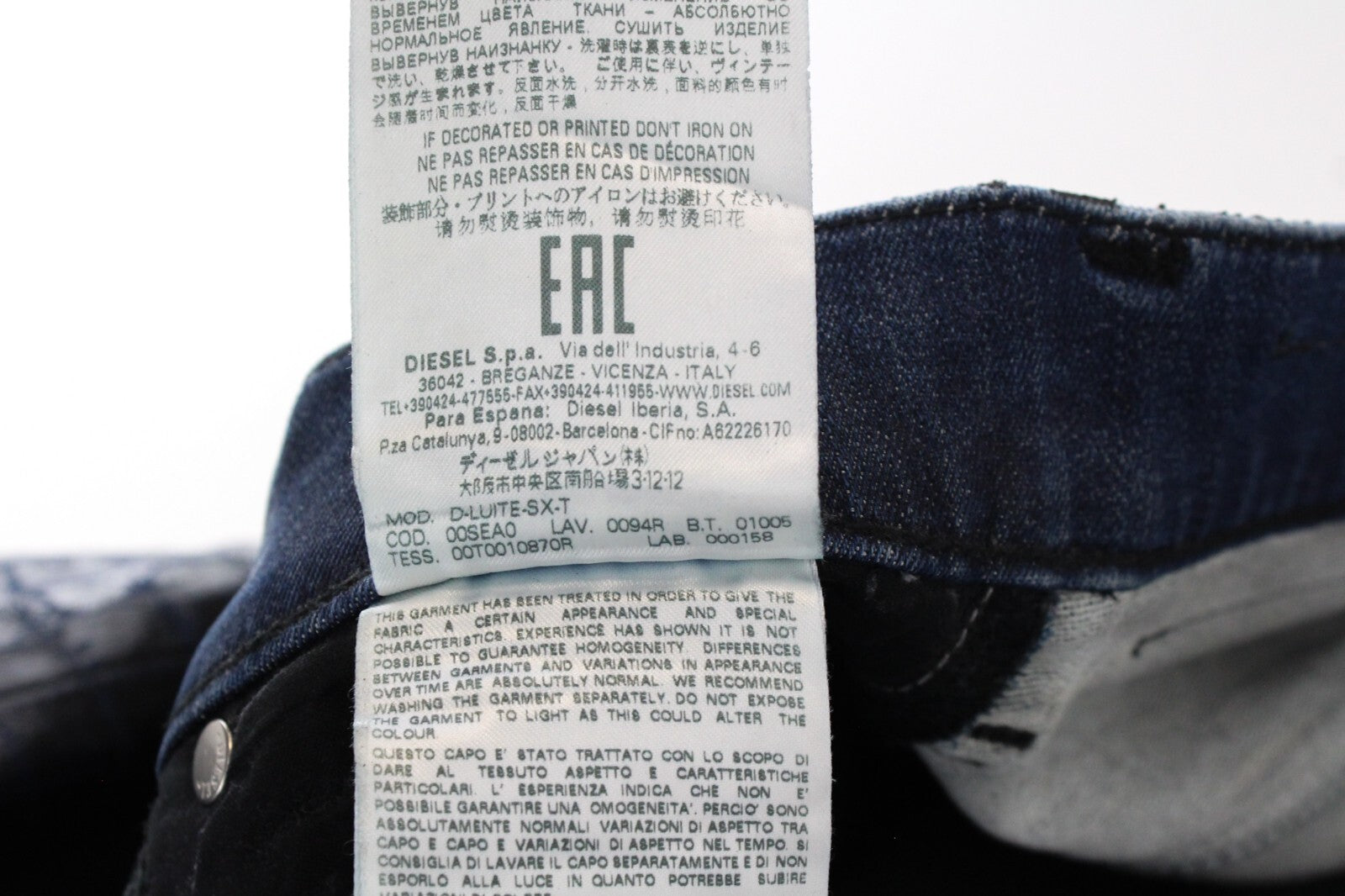 DIESEL D-Luite-SX-T 0094R W26 moteriški džinsai su platėjančiomis kelnėmis, dengti gyvūnų raštu 