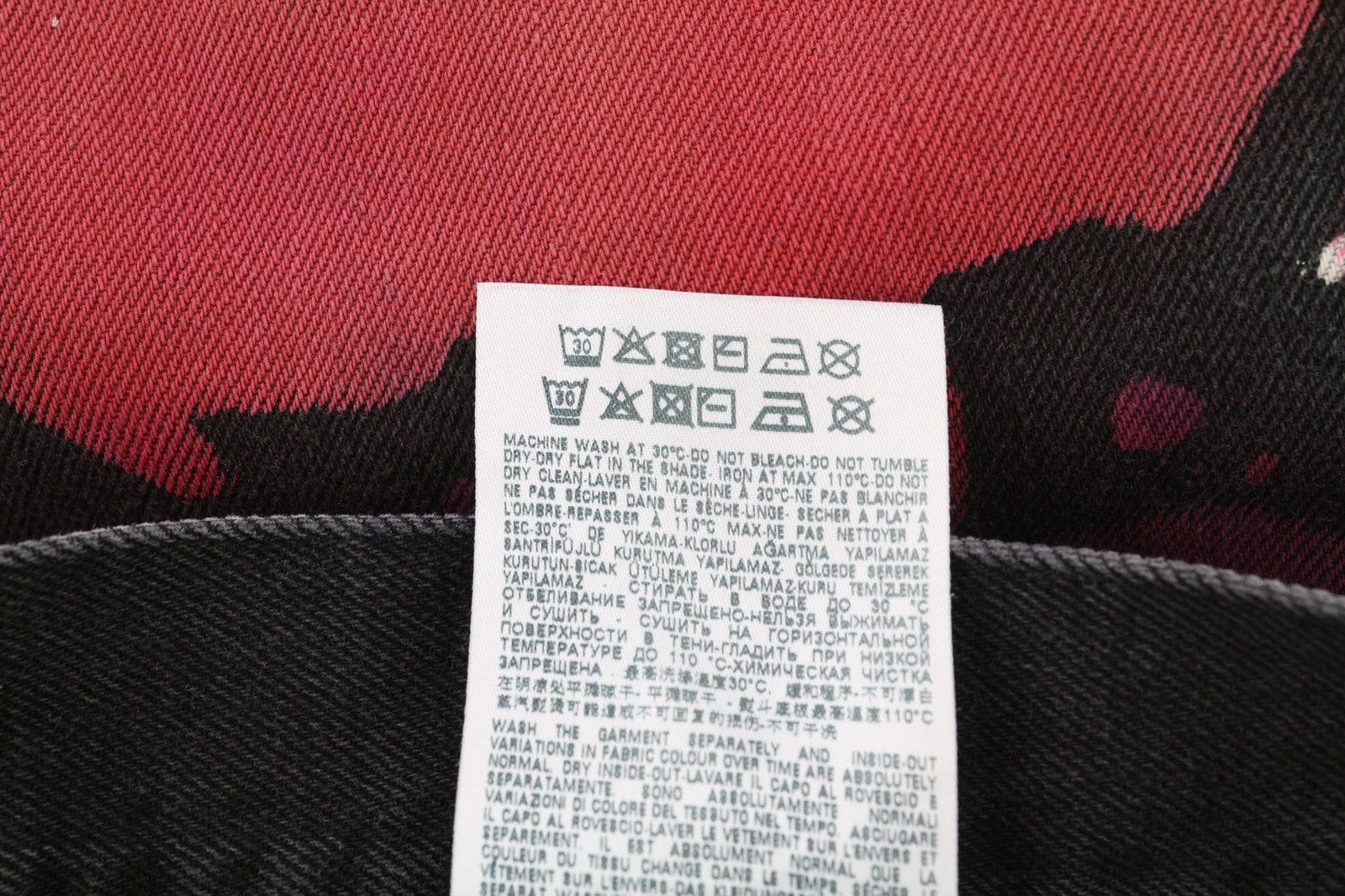 DIESEL D-Kras 009QV vyriški džinsai W32/L30 juodi, ploni, su sagomis. Rekomenduojama kaina – 420 €. 