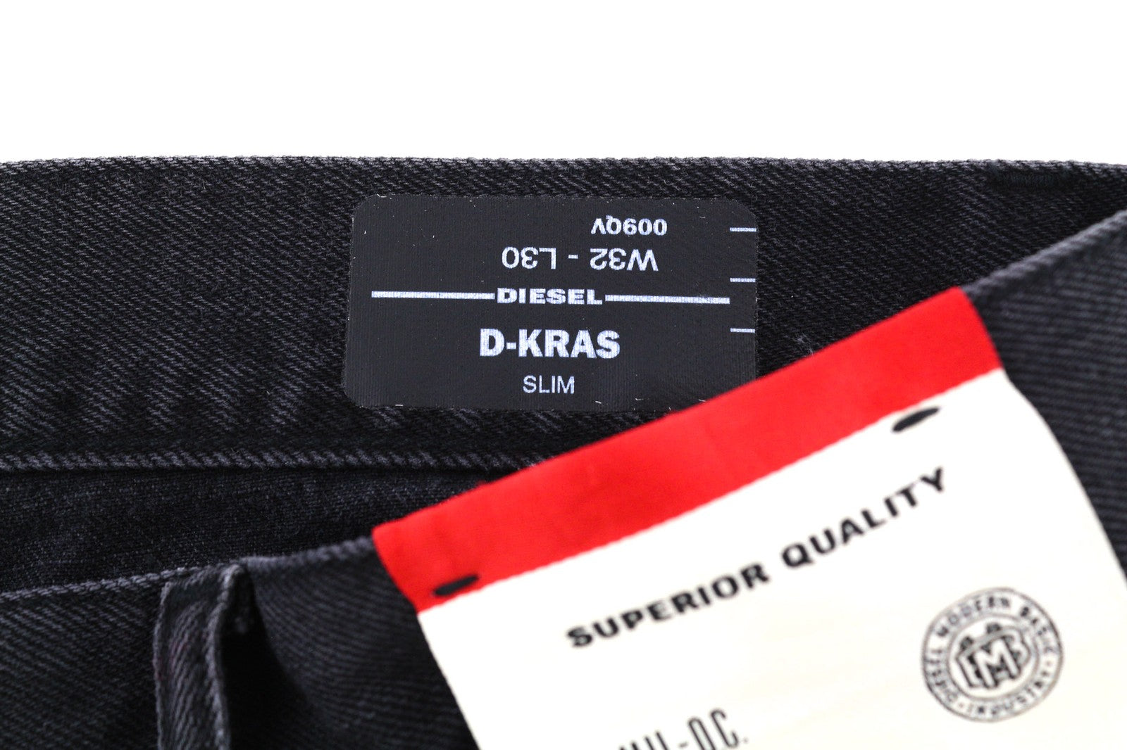 DIESEL D-Kras 009QV vyriški džinsai W32/L30 juodi, ploni, su sagomis. Rekomenduojama kaina – 420 €. 