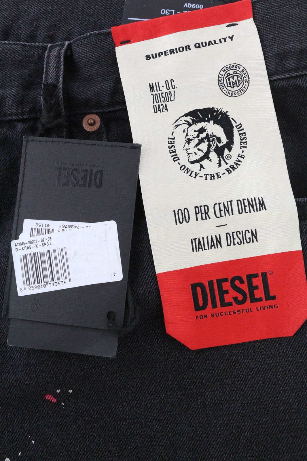 DIESEL D-Kras 009QV vyriški džinsai W32/L30 juodi, ploni, su sagomis. Rekomenduojama kaina – 420 €. 
