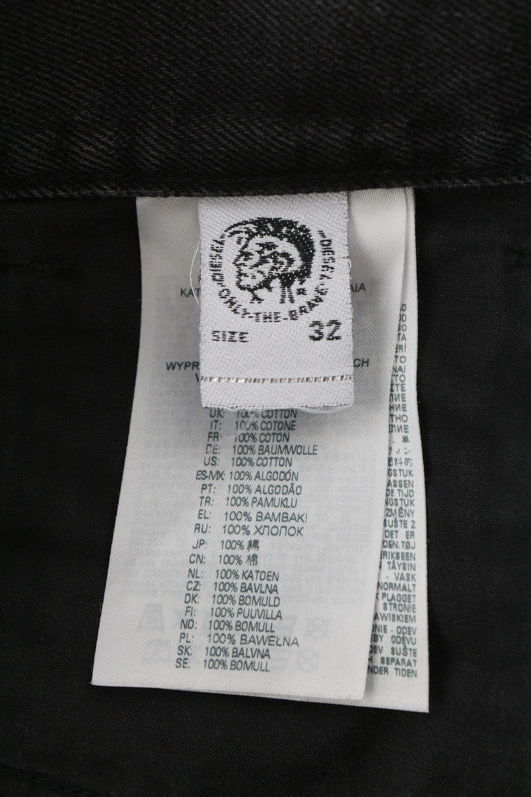 DIESEL D-Kras 009QV vyriški džinsai W32/L30 juodi, ploni, su sagomis. Rekomenduojama kaina – 420 €. 