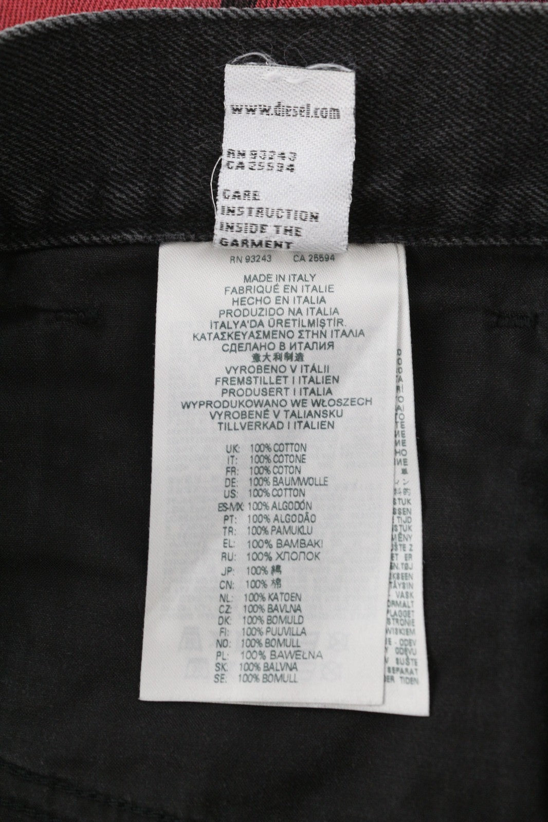 DIESEL D-Kras 009QV vyriški džinsai W32/L30 juodi, ploni, su sagomis. Rekomenduojama kaina – 420 €. 