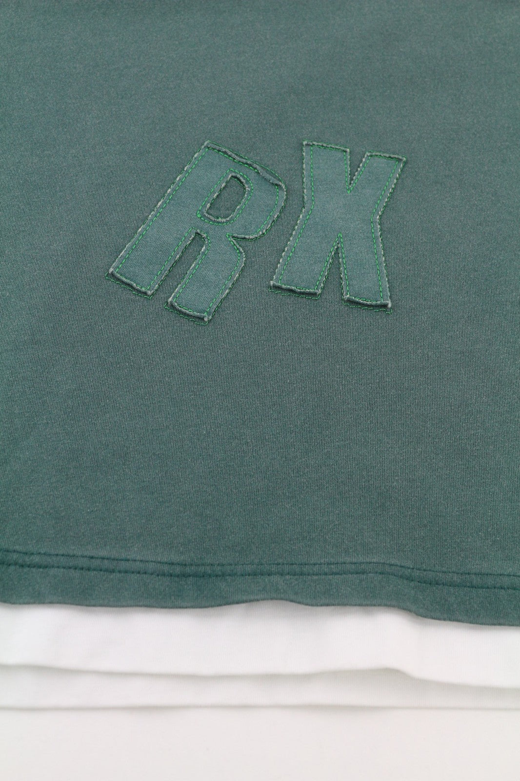 JOHN RICHMOND vyriški marškinėliai L dydžio žali apvalios iškirptės trumpomis rankovėmis su dideliais lopais 