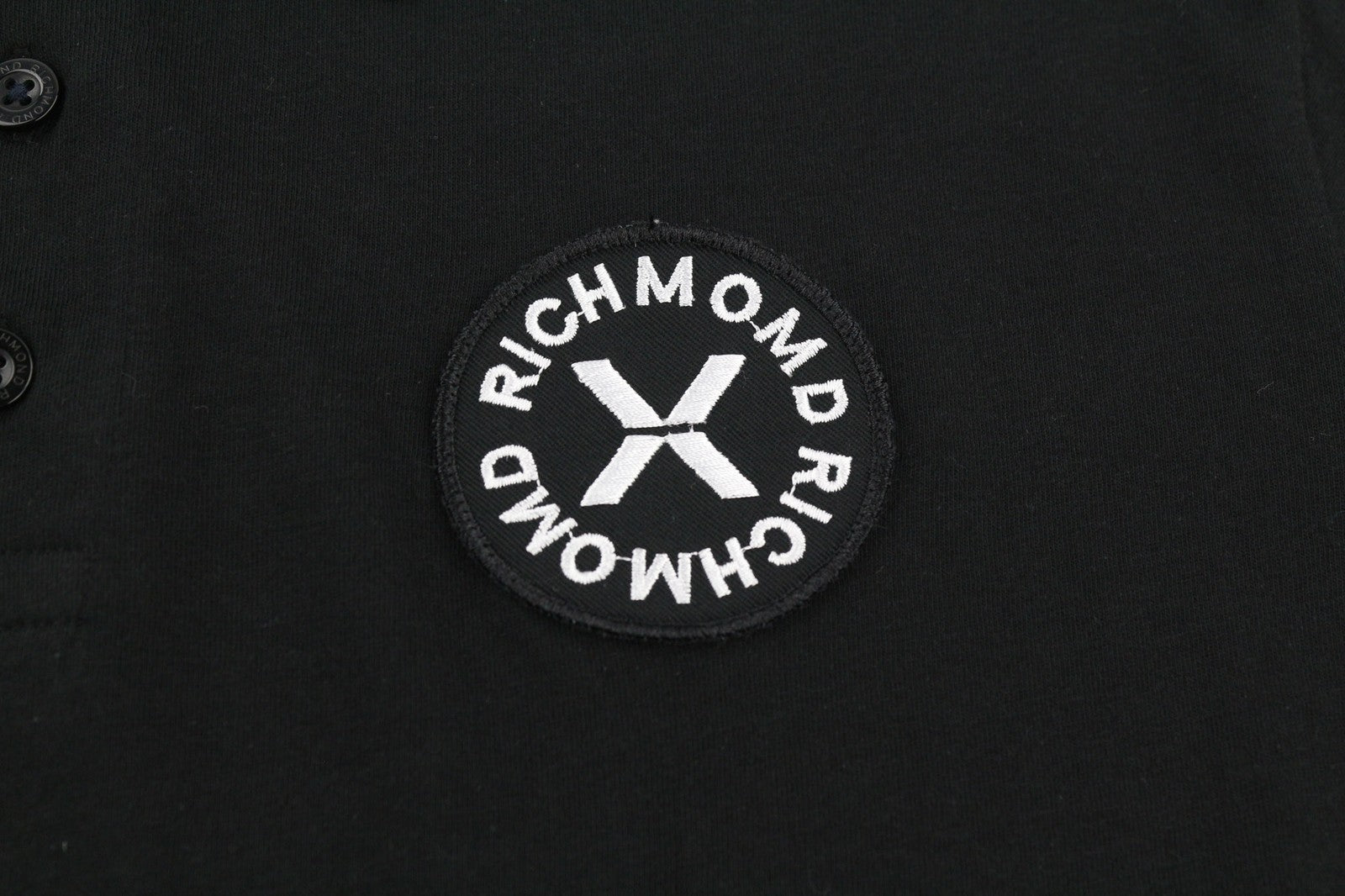 JOHN RICHMOND vyriški marškinėliai su trumpomis rankovėmis, juodi, su visų sezonų tamsaus atspalvio raštu. 