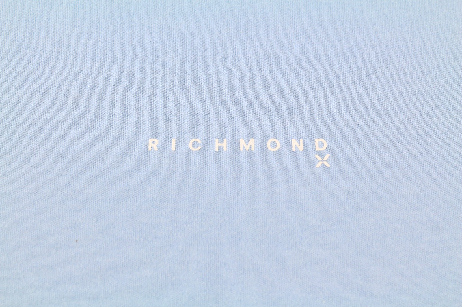 JOHN RICHMOND moteriški marškinėliai S šviesiai mėlyni trumpomis rankovėmis, dideli apvalūs marškinėliai priekyje 