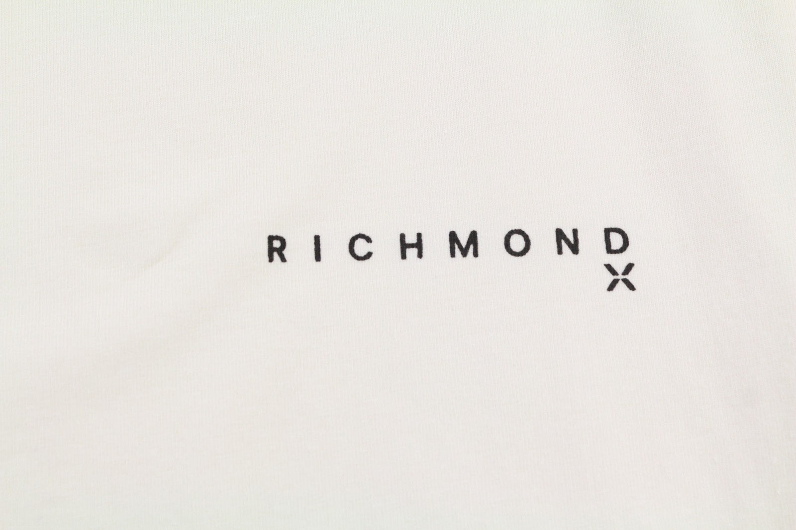 JOHN RICHMOND moteriški marškinėliai S dydžio, smėlio spalvos, trumpomis rankovėmis, apvalia kaklo iškirpte, tamprūs 