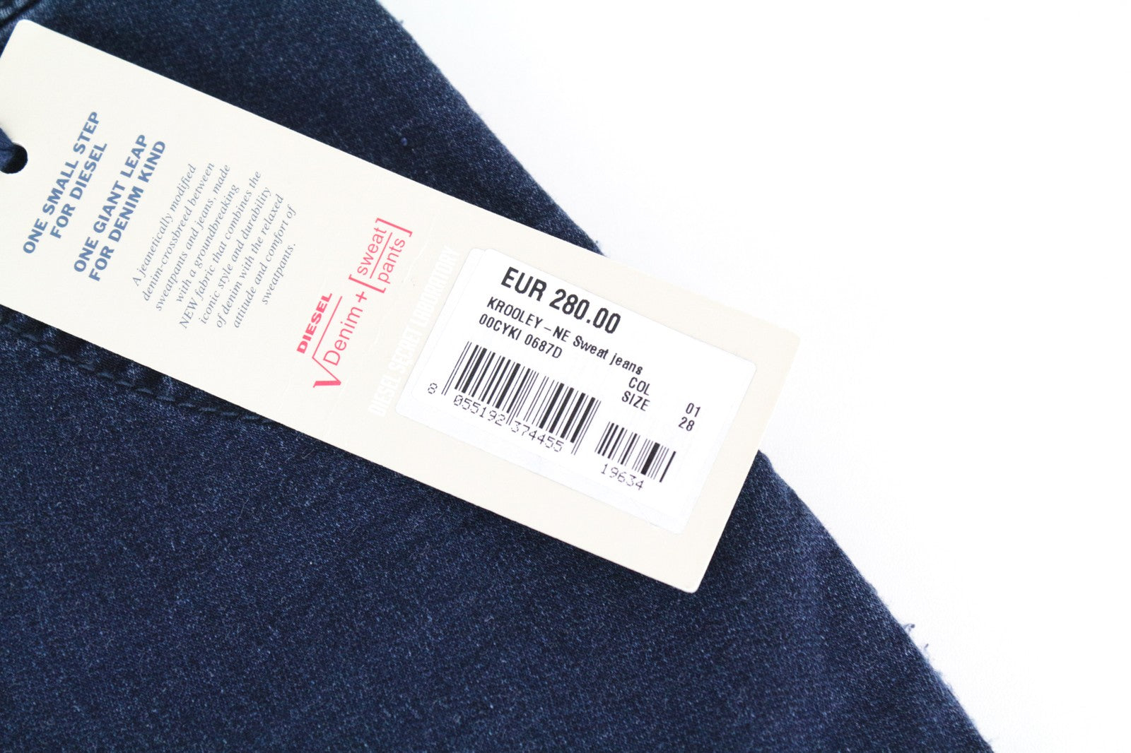 DIESEL Krooley-NE 0687D W28 vyriški džinsai su sportiniu snapeliu, siaurėjančios, kontrastingos mėlynos spalvos. 