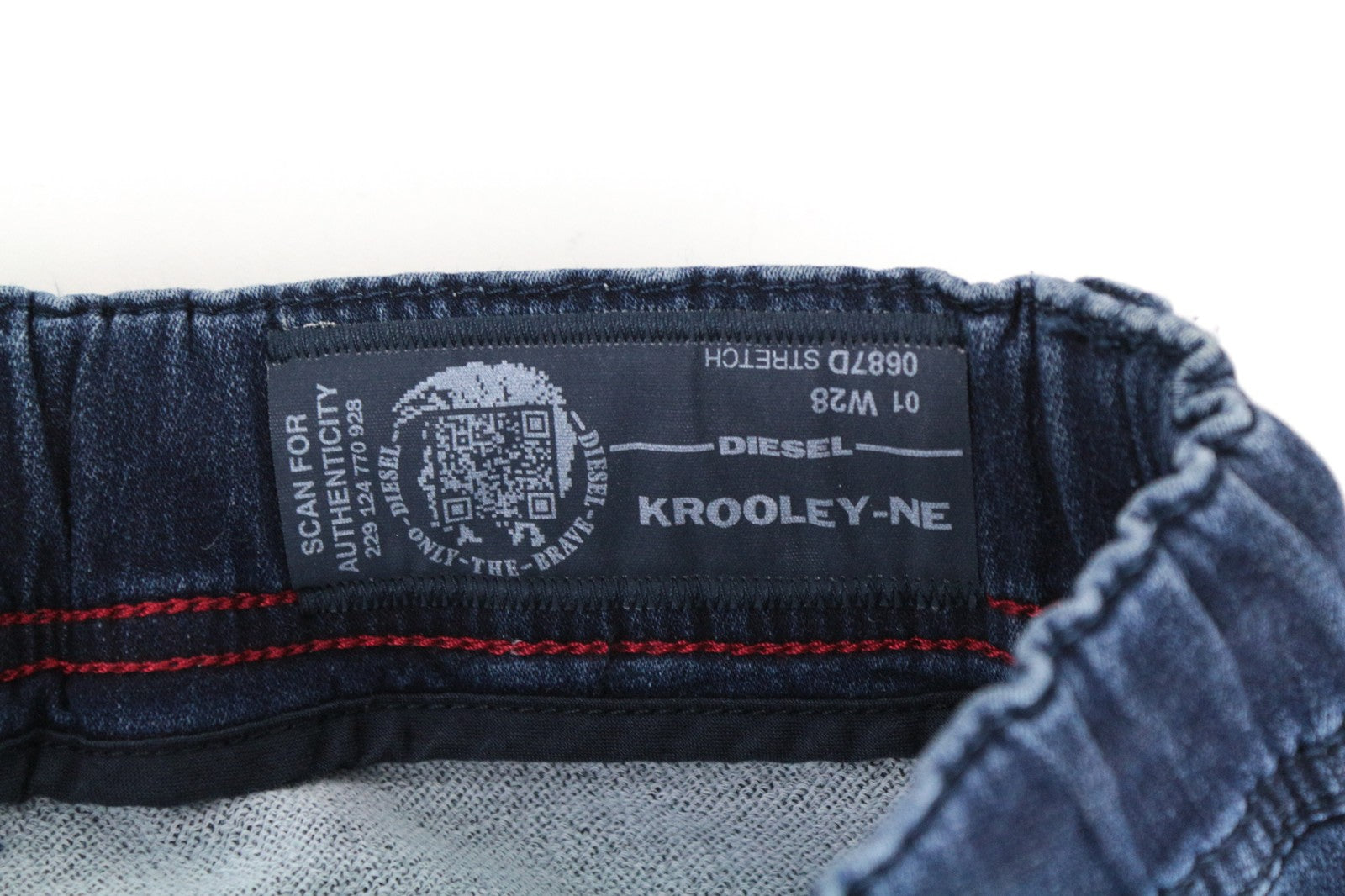 DIESEL Krooley-NE 0687D W28 vyriški džinsai su sportiniu snapeliu, siaurėjančios, kontrastingos mėlynos spalvos. 