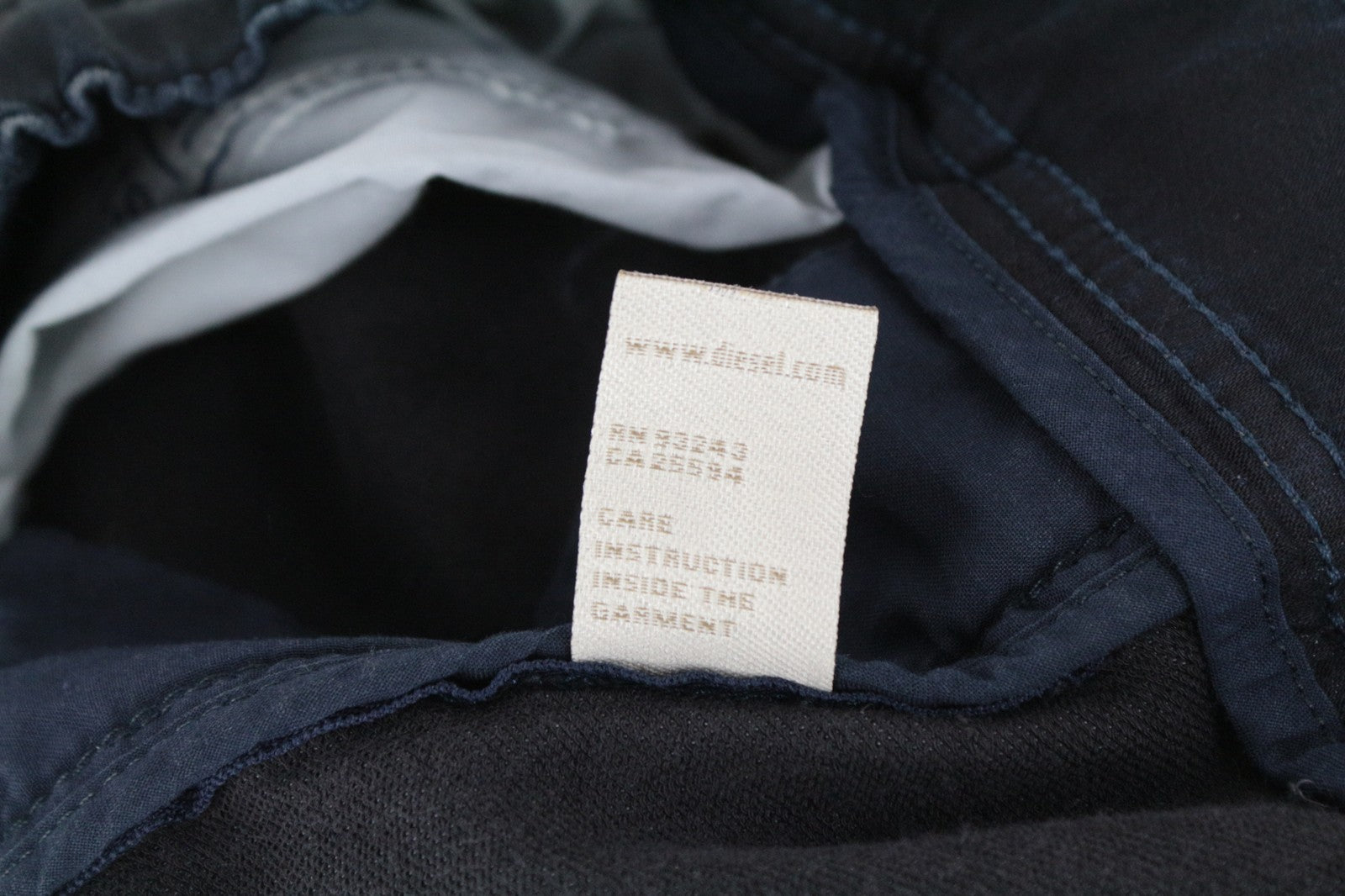 DIESEL Krooley-Ne 0686F W26 vyriški džinsai sportui, tamsūs, berniukiški, siaurėjantys. 