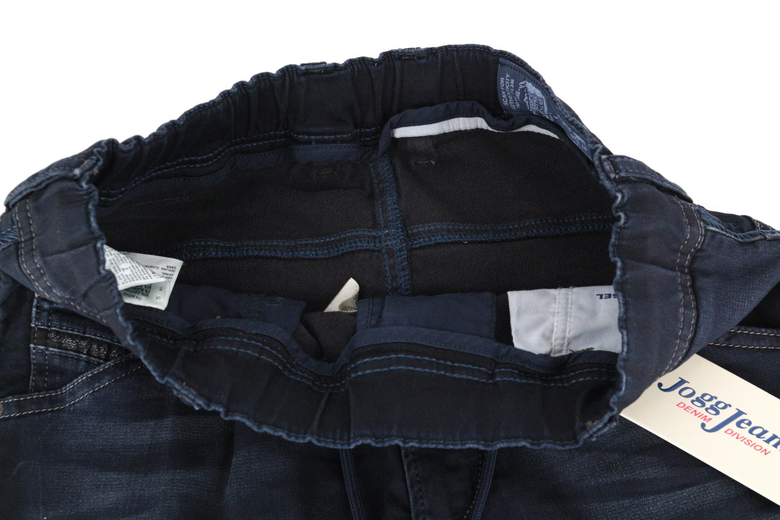 DIESEL Krooley-Ne 0686F W26 vyriški džinsai sportui, tamsūs, berniukiški, siaurėjantys. 