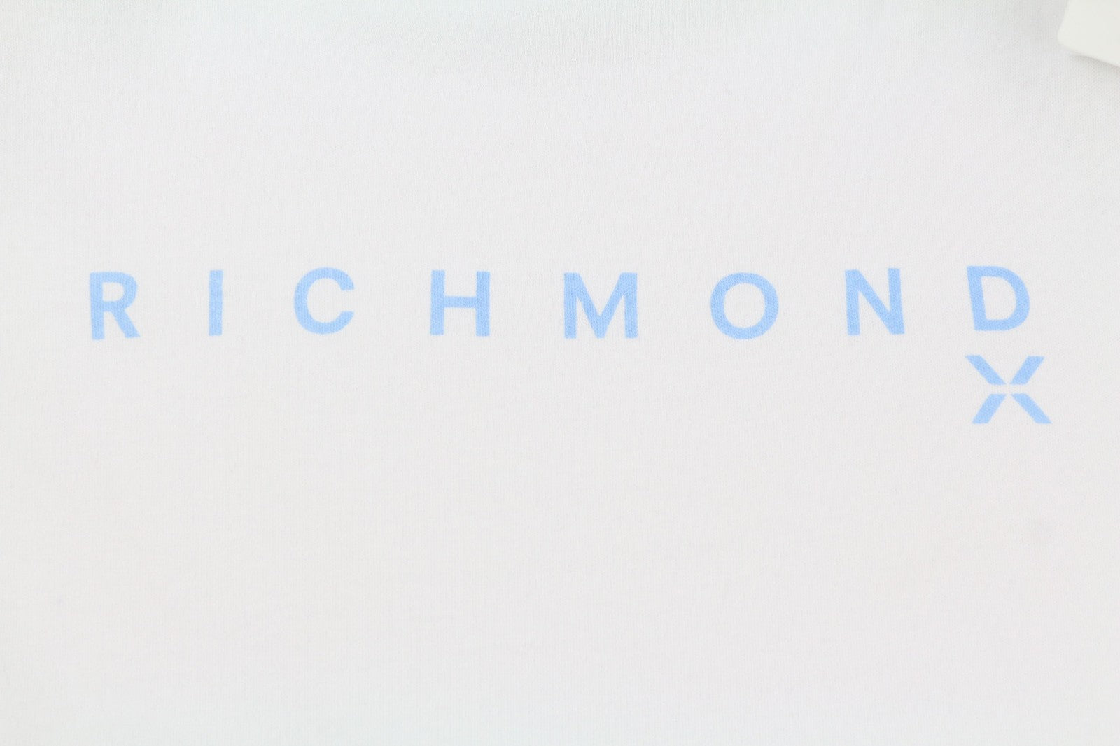 JOHN RICHMOND moteriški marškinėliai S dydžio, balti, su petukais, apvalūs, trumpomis rankovėmis priekyje 