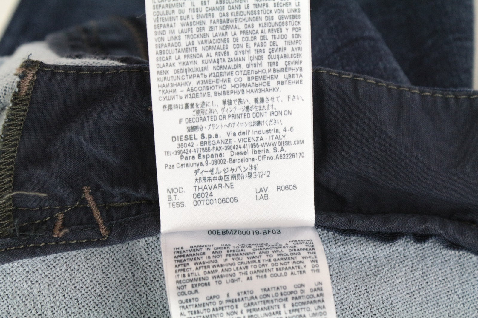 DIESEL Thavar-NE R060S W28 vyriški siaurėjantys džinsai su sendinto audinio efektu, mėlyni