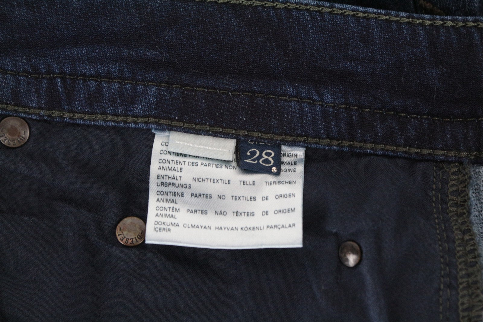 DIESEL Thavar-NE R060S W28 vyriški siaurėjantys džinsai su sendinto audinio efektu, mėlyni