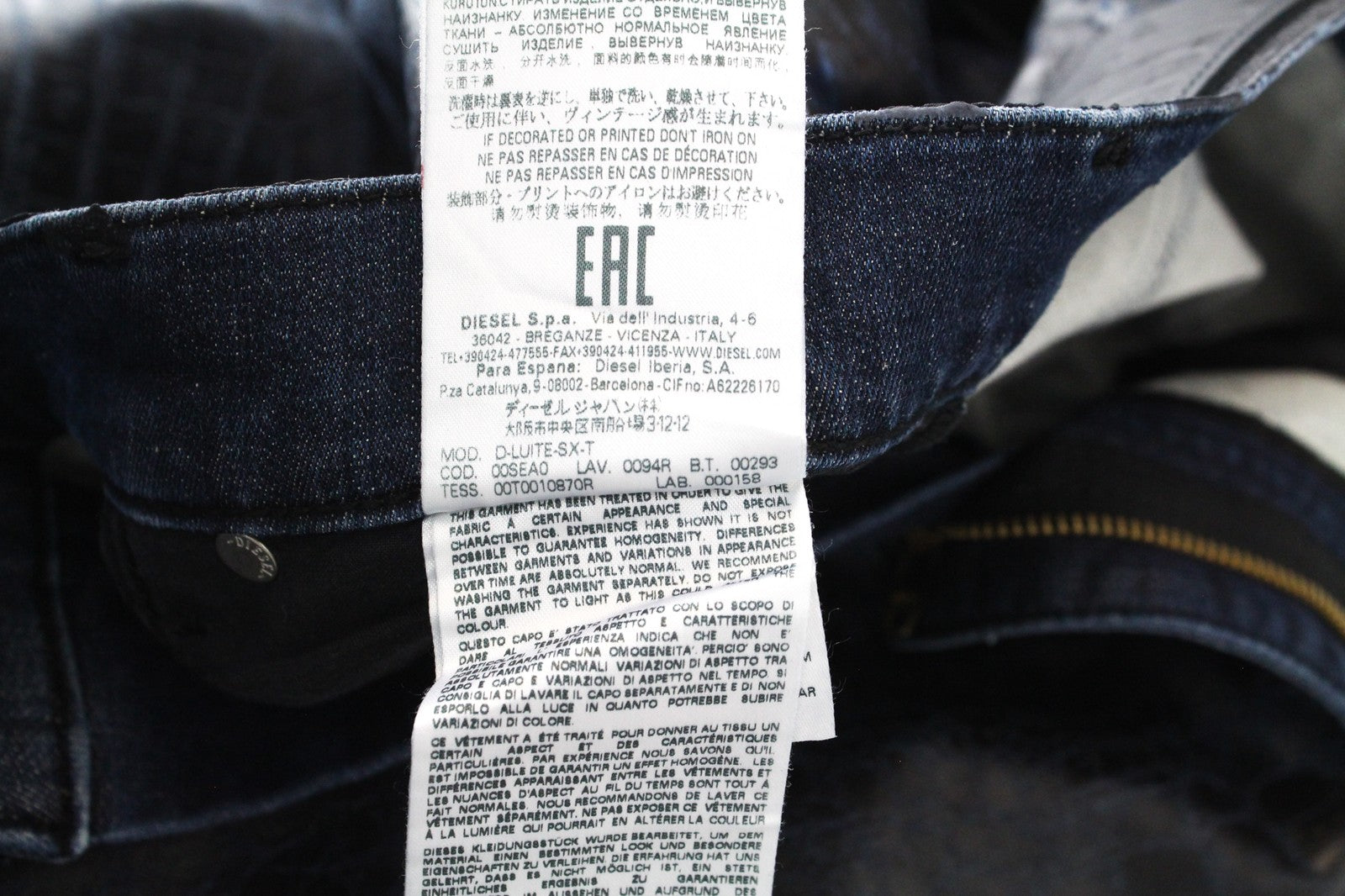 DIESEL D-Luite-SX-T 0094R W26 moteriški džinsai su gyvūnų raštu ir platėjančiomis sportinėmis kelnėmis. 