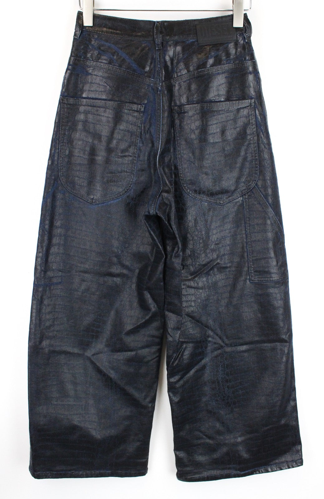 DIESEL D-Luite-SX-T 0094R W26 moteriški džinsai su gyvūnų raštu ir platėjančiomis sportinėmis kelnėmis. 