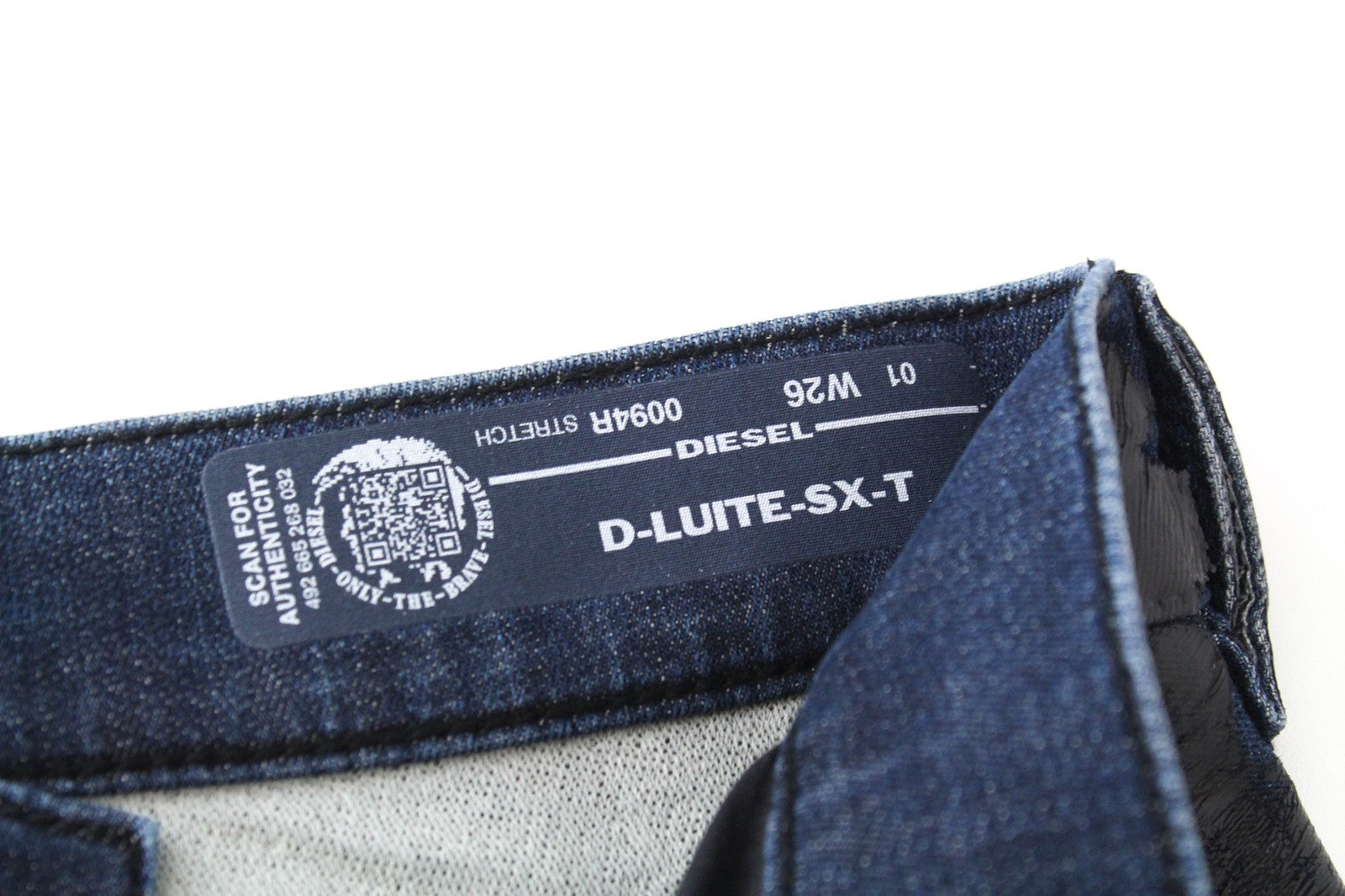 DIESEL D-Luite-SX-T 0094R W26 moteriški džinsai su gyvūnų raštu ir platėjančiomis sportinėmis kelnėmis. 