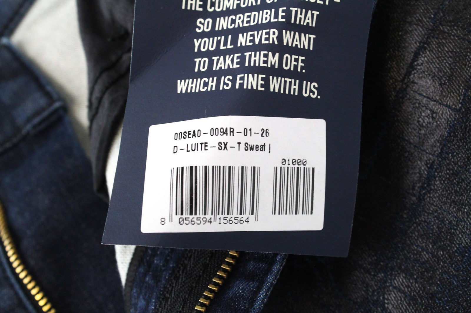 DIESEL D-Luite-SX-T 0094R W26 moteriški džinsai su gyvūnų raštu ir platėjančiomis sportinėmis kelnėmis. 