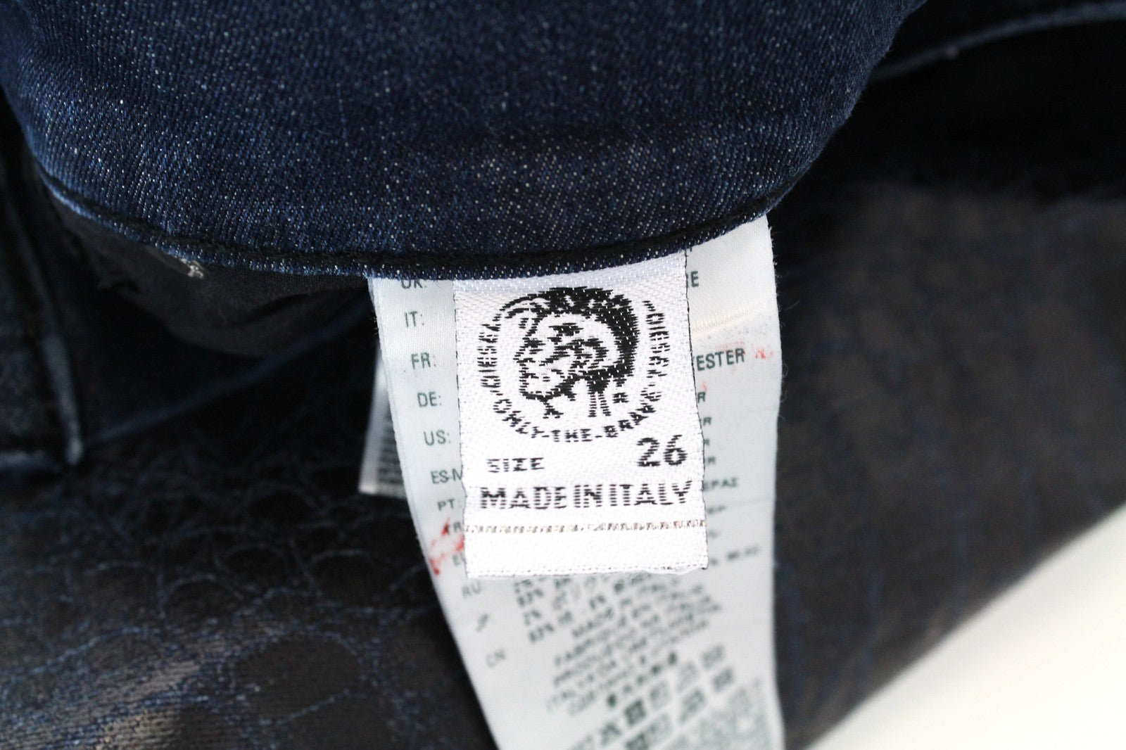 DIESEL D-Luite-SX-T 0094R W26 moteriški džinsai su gyvūnų raštu ir platėjančiomis sportinėmis kelnėmis. 