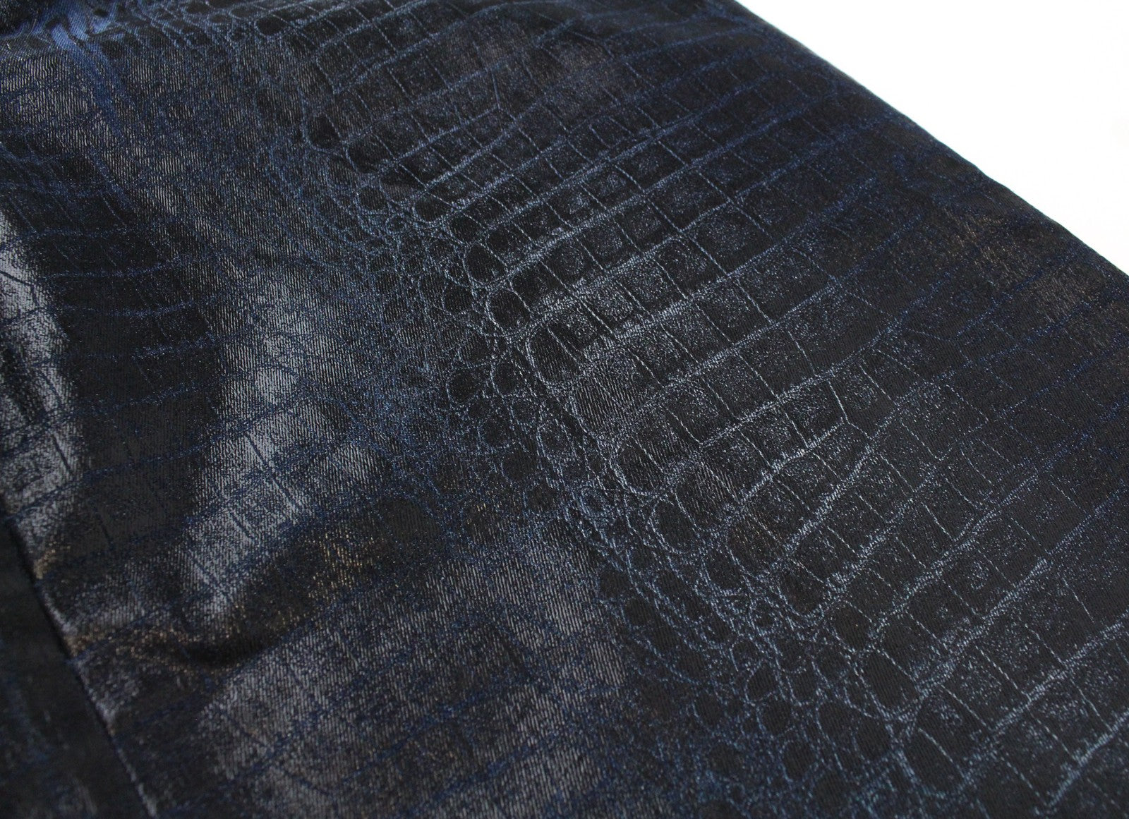 DIESEL D-Luite-SX-T 0094R W25 moteriški džinsai su dengtu gyvūnų raštu ir platėjančiomis kelnėmis. 