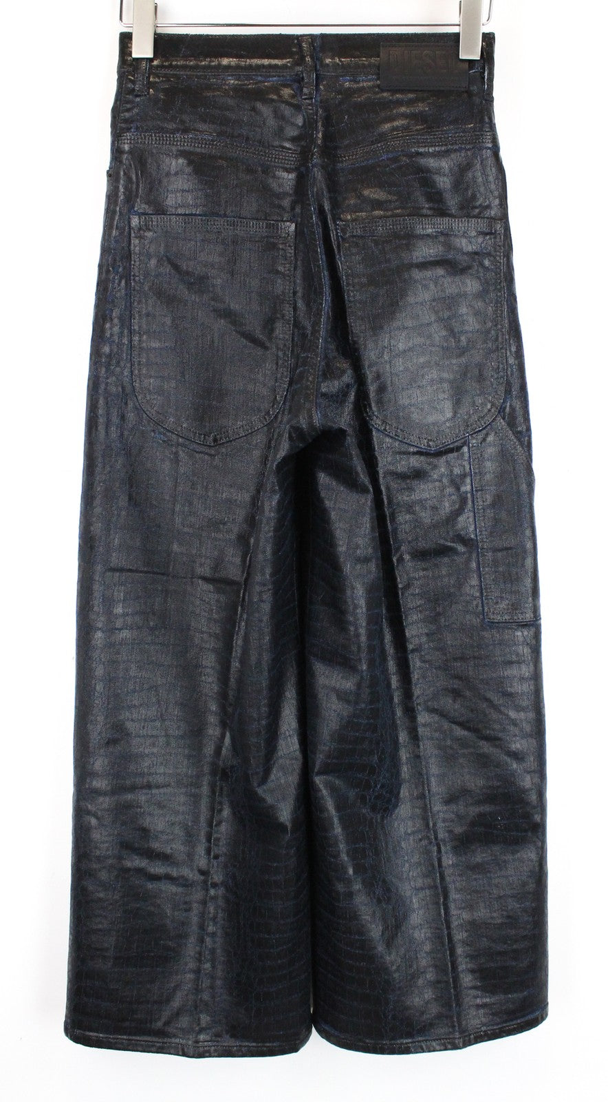 DIESEL D-Luite-SX-T 0094R W25 moteriški džinsai su dengtu gyvūnų raštu ir platėjančiomis kelnėmis. 