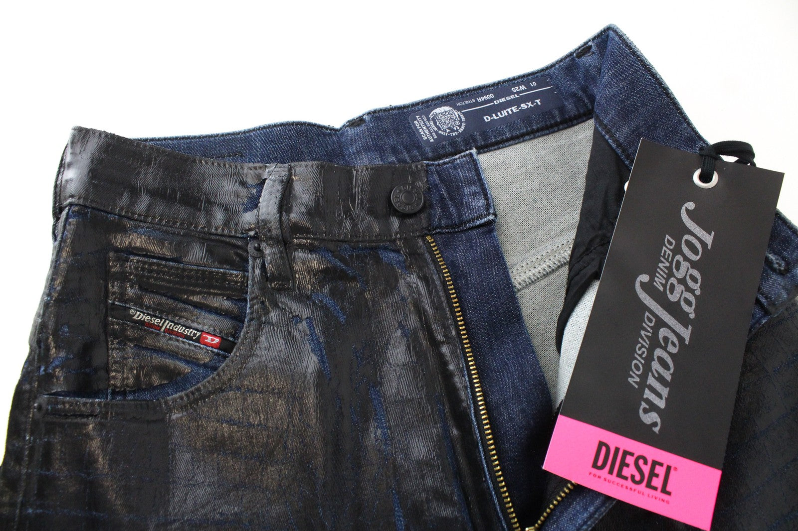 DIESEL D-Luite-SX-T 0094R W25 moteriški džinsai su dengtu gyvūnų raštu ir platėjančiomis kelnėmis. 