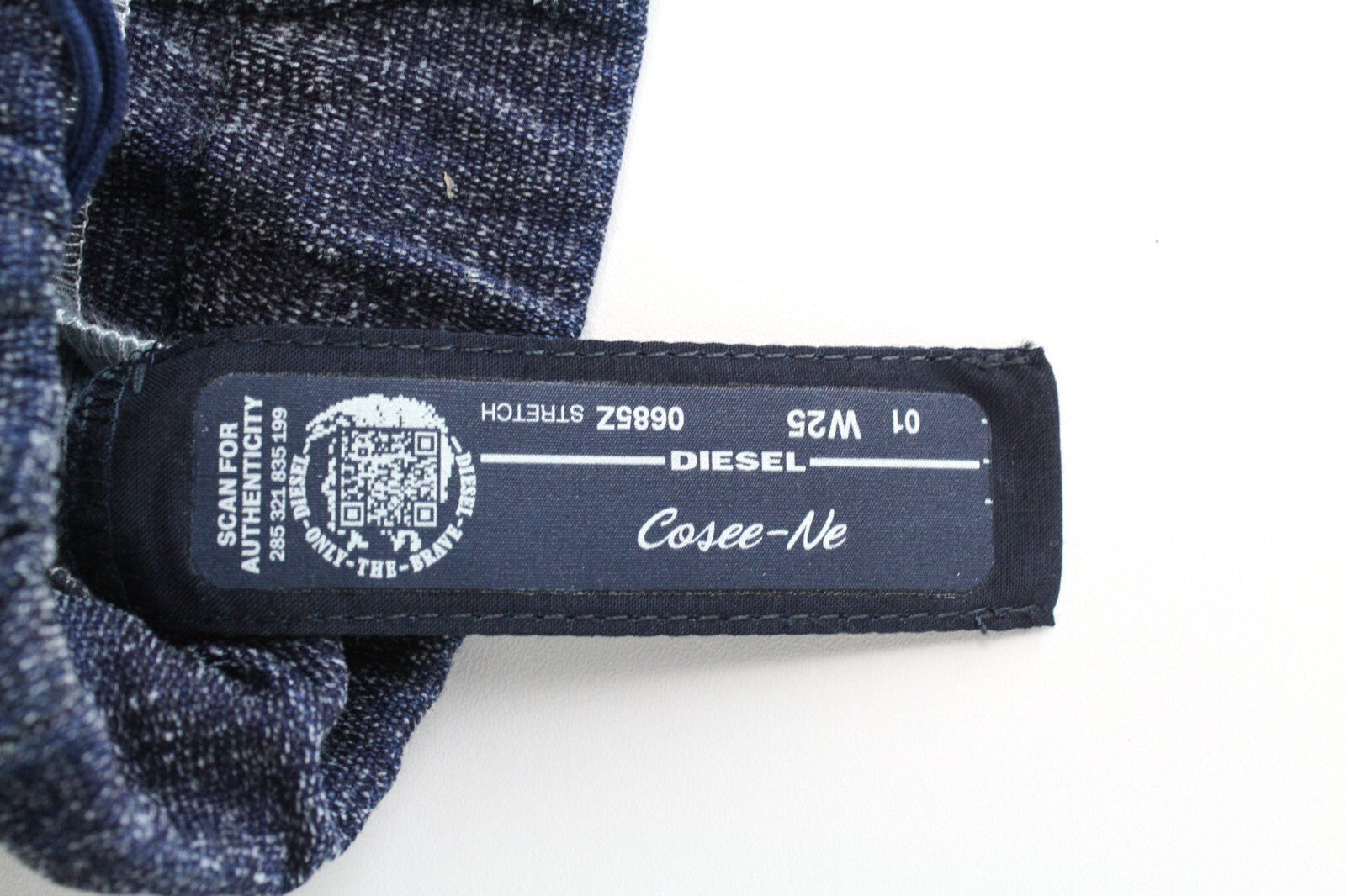 DIESEL Cosee-NE 0685Z W25 moteriškos kelnės, mėlynos, užtraukiamos, sportinės, draugo stiliaus. 