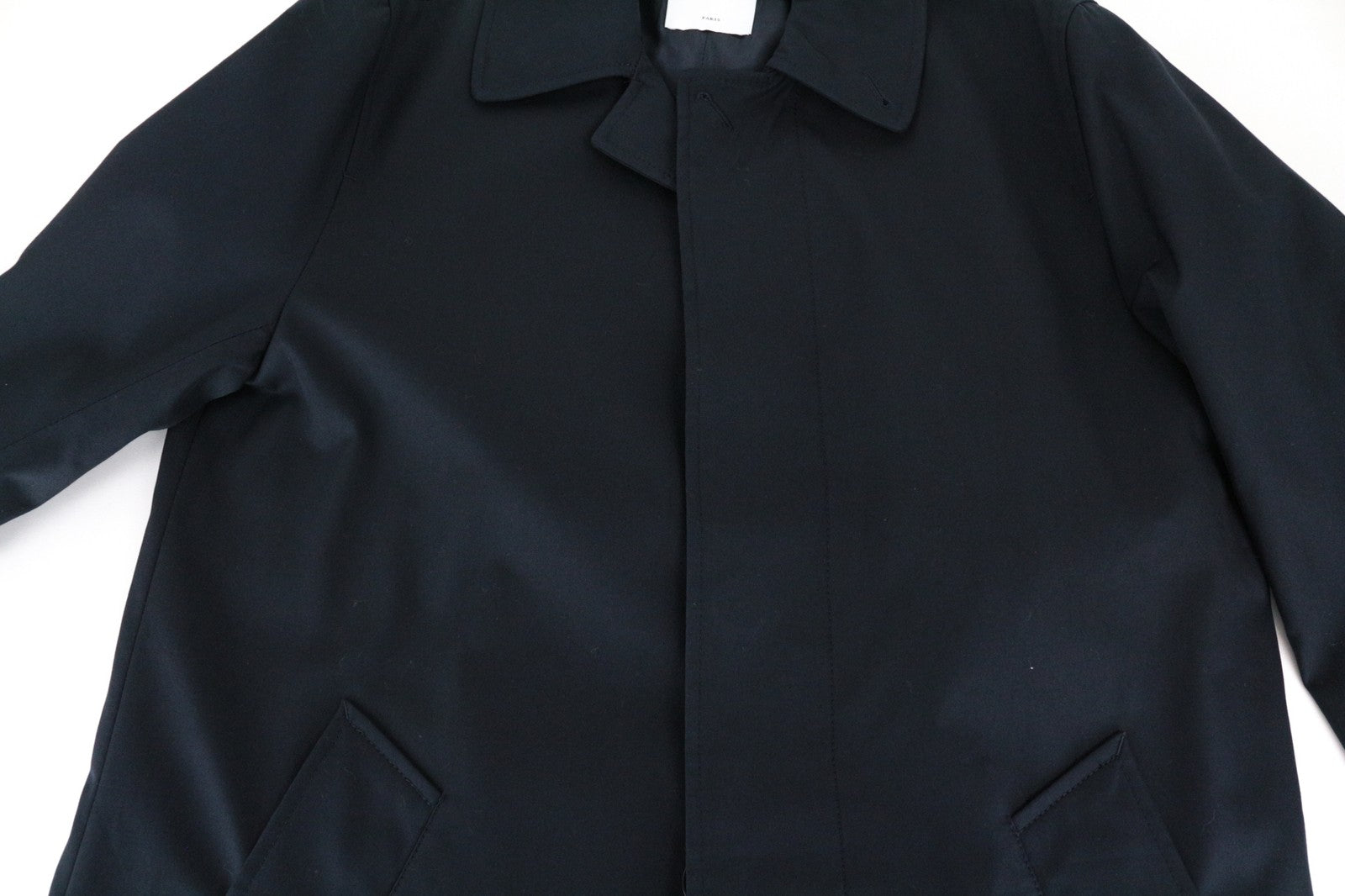 SANDRO S vyriškas paltas, tamsiai mėlynas, „Mac Town Trench Classic Slim Fit“, su įpjova, rekomenduojama kaina – 385 € 