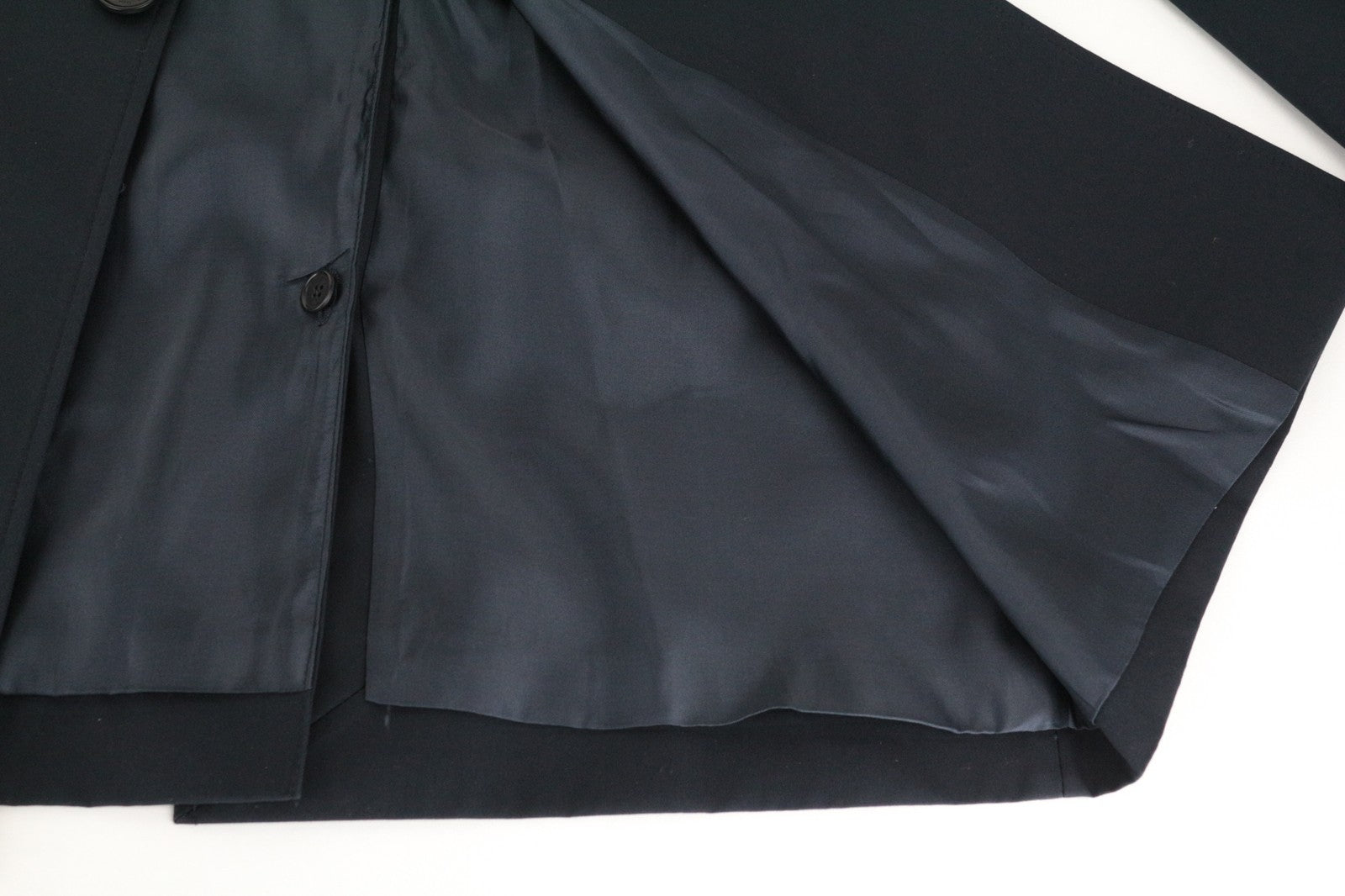 SANDRO S vyriškas paltas, tamsiai mėlynas, „Mac Town Trench Classic Slim Fit“, su įpjova, rekomenduojama kaina – 385 € 