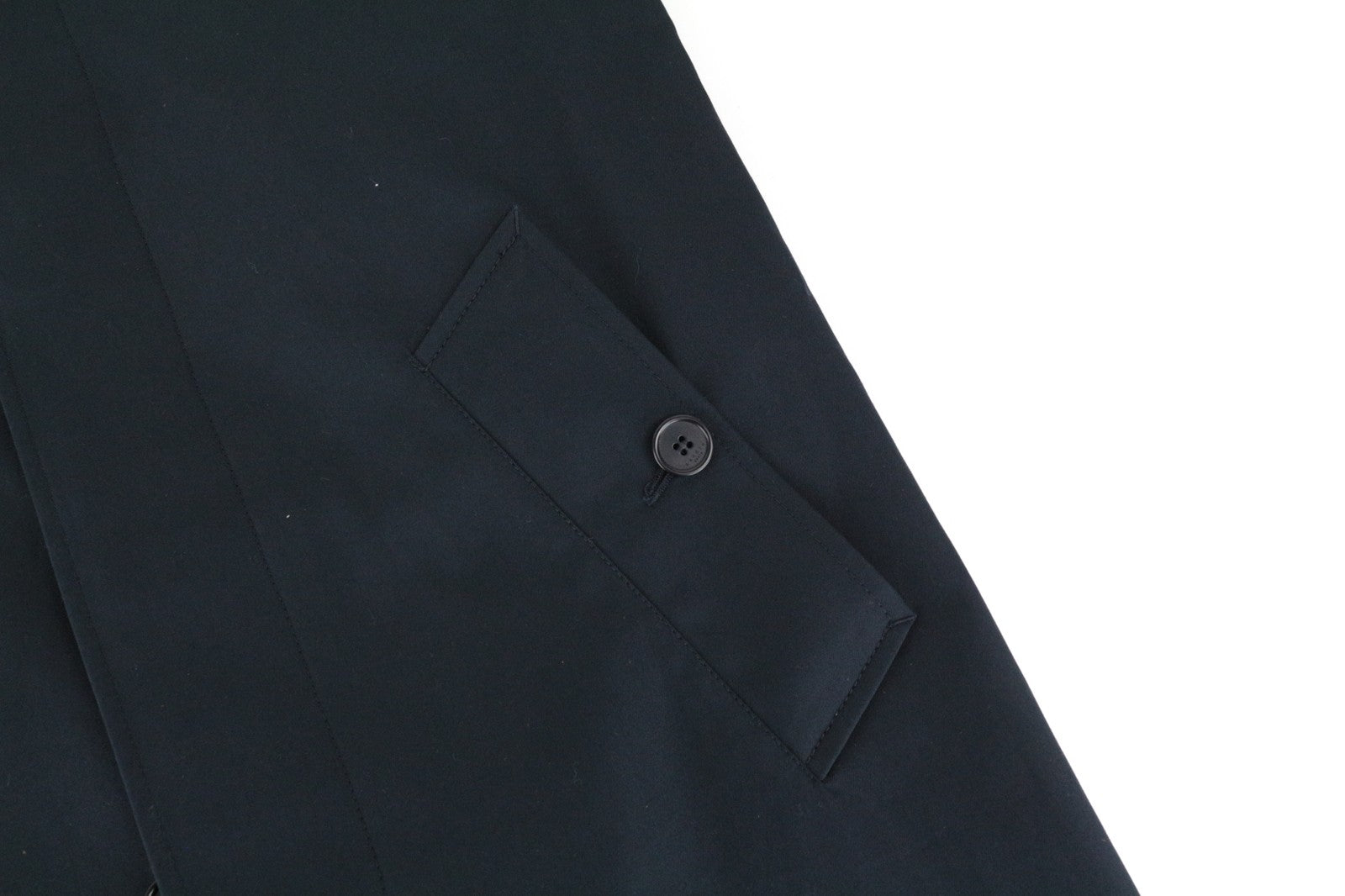 SANDRO S vyriškas paltas, tamsiai mėlynas, „Mac Town Trench Classic Slim Fit“, su įpjova, rekomenduojama kaina – 385 € 