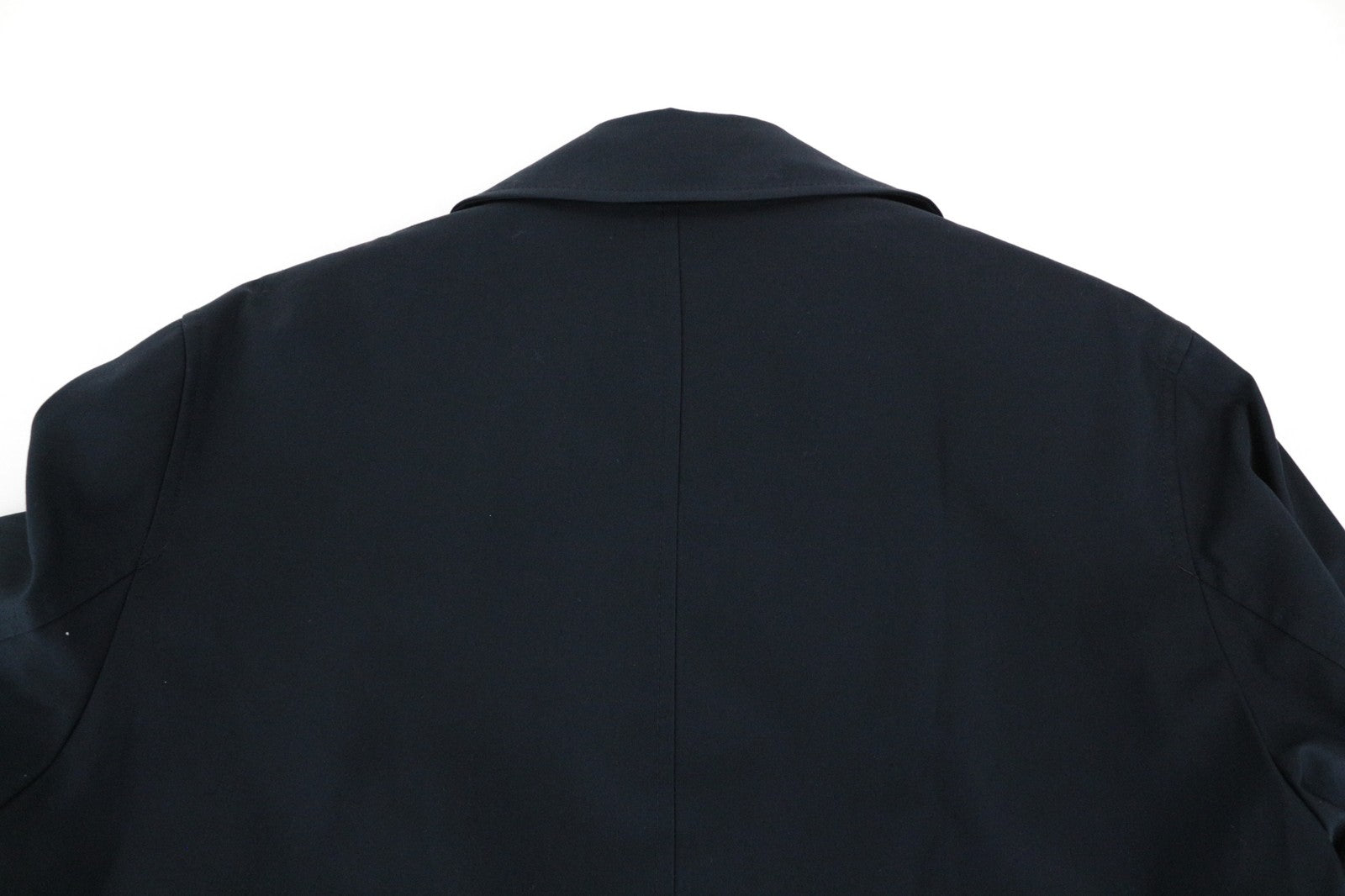 SANDRO S vyriškas paltas, tamsiai mėlynas, „Mac Town Trench Classic Slim Fit“, su įpjova, rekomenduojama kaina – 385 € 