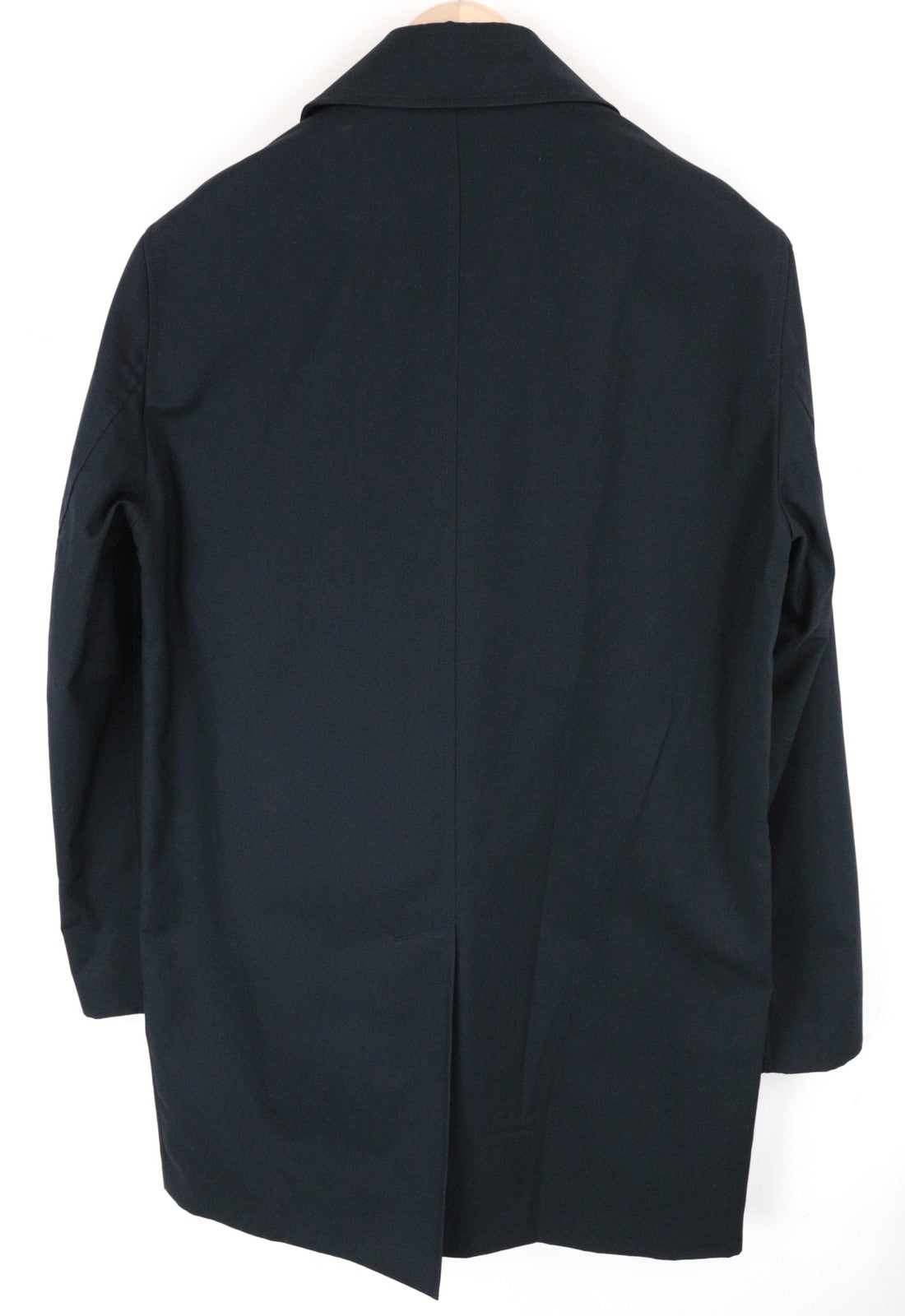 SANDRO S vyriškas paltas, tamsiai mėlynas, „Mac Town Trench Classic Slim Fit“, su įpjova, rekomenduojama kaina – 385 € 