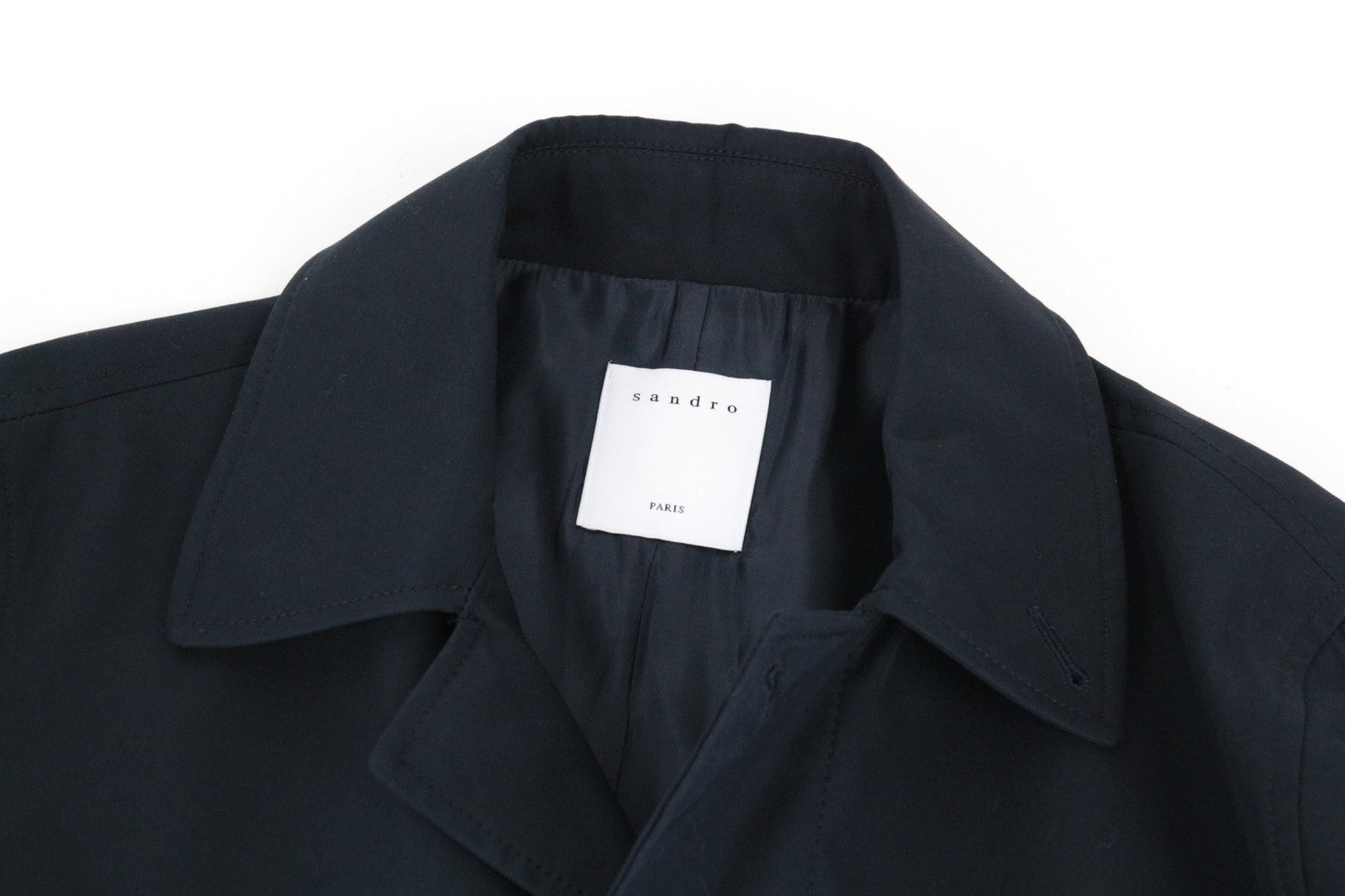 SANDRO S vyriškas paltas, tamsiai mėlynas, „Mac Town Trench Classic Slim Fit“, su įpjova, rekomenduojama kaina – 385 € 