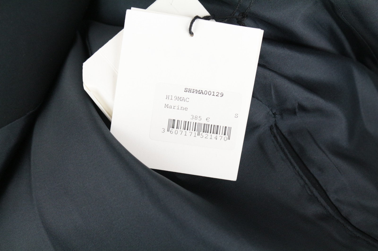 SANDRO S vyriškas paltas, tamsiai mėlynas, „Mac Town Trench Classic Slim Fit“, su įpjova, rekomenduojama kaina – 385 € 