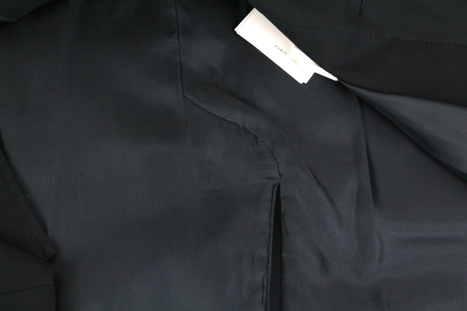 SANDRO S vyriškas paltas, tamsiai mėlynas, „Mac Town Trench Classic Slim Fit“, su įpjova, rekomenduojama kaina – 385 € 