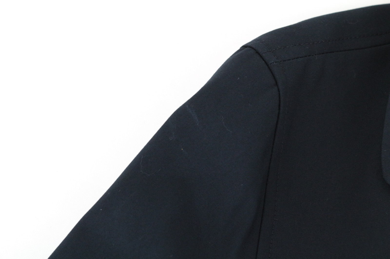 SANDRO S vyriškas paltas, tamsiai mėlynas, „Mac Town Trench Classic Slim Fit“, su įpjova, rekomenduojama kaina – 385 € 