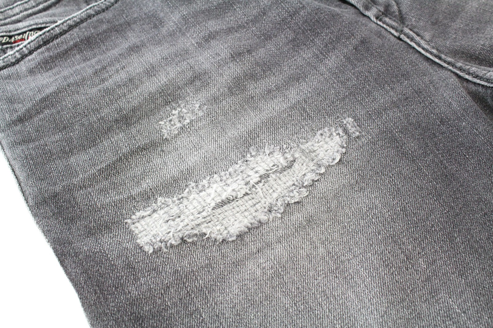 DIESEL D-Eetar 0890F W29/L30 vyriški džinsai, išblukintos pilkos spalvos, tamprūs, siaurėjantys, dėvėjimosi liemens. 