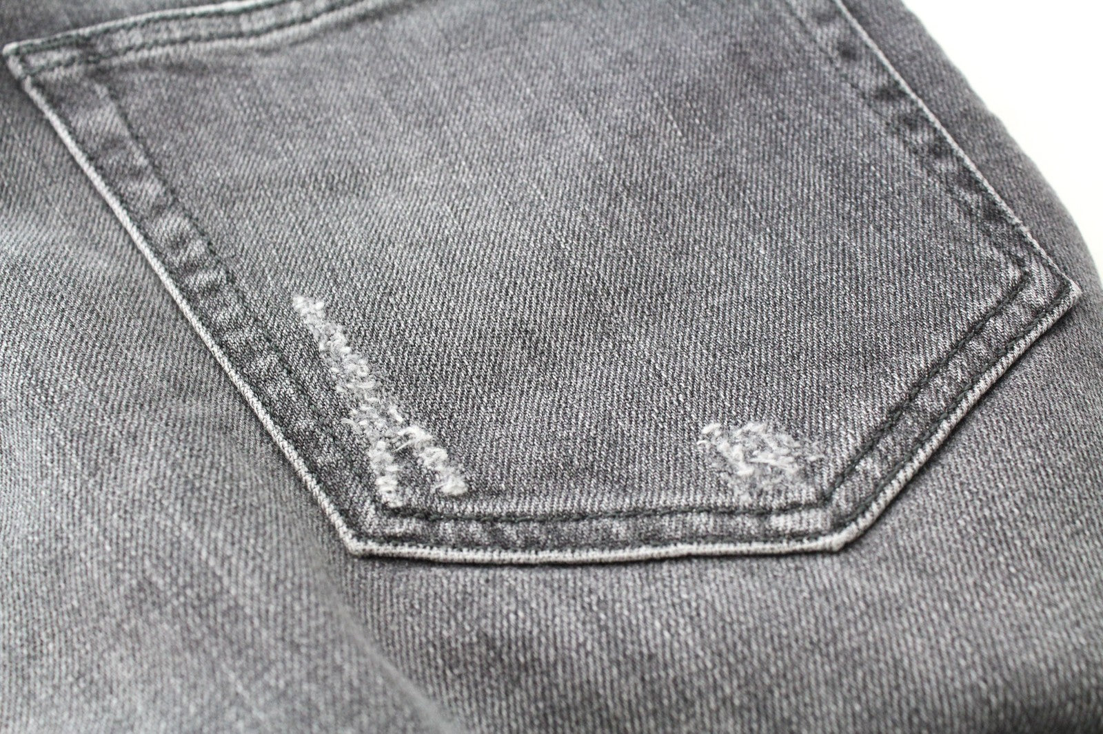 DIESEL D-Eetar 0890F W29/L30 vyriški džinsai, išblukintos pilkos spalvos, tamprūs, siaurėjantys, dėvėjimosi liemens. 