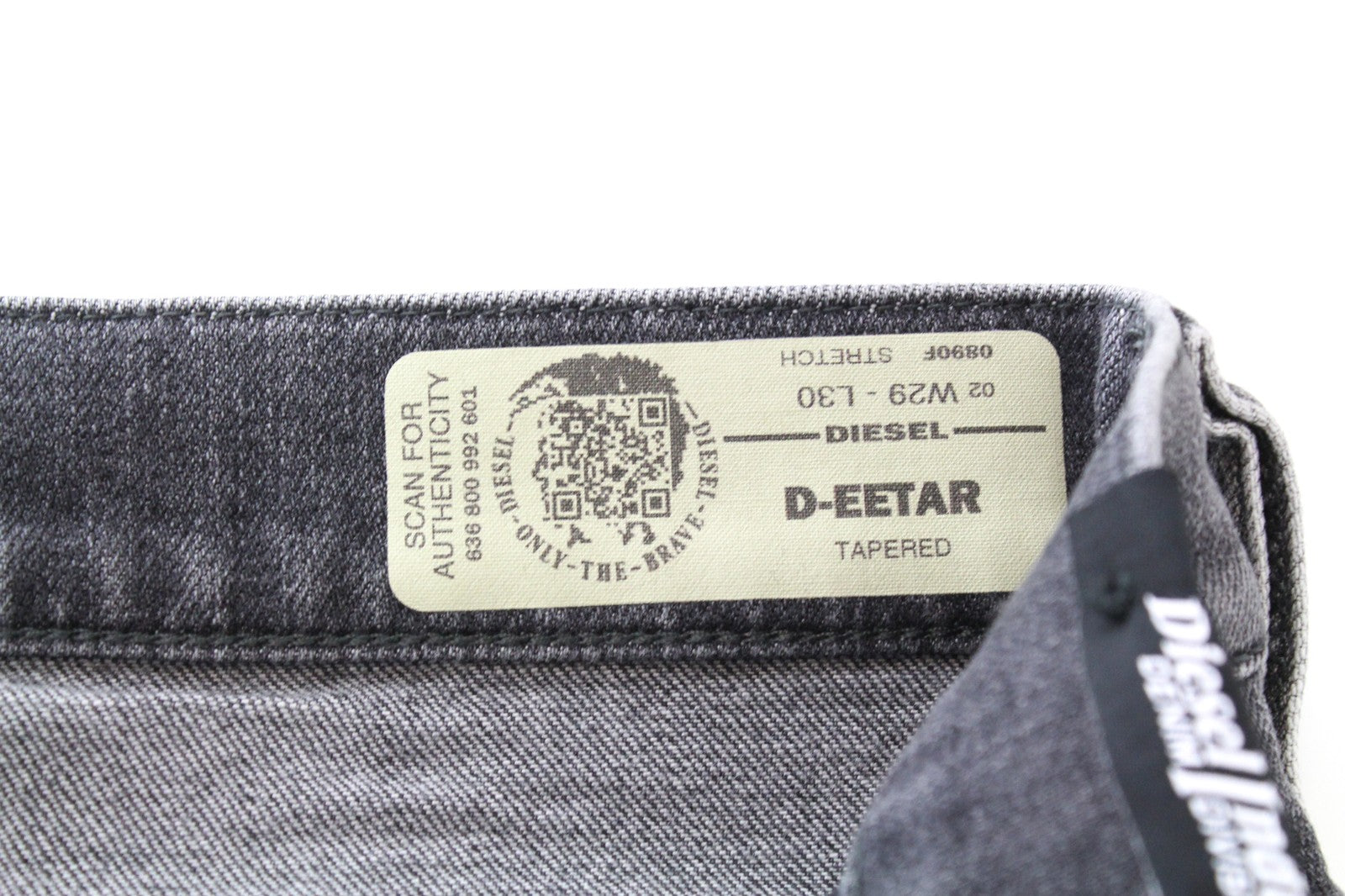 DIESEL D-Eetar 0890F W29/L30 vyriški džinsai, išblukintos pilkos spalvos, tamprūs, siaurėjantys, dėvėjimosi liemens. 