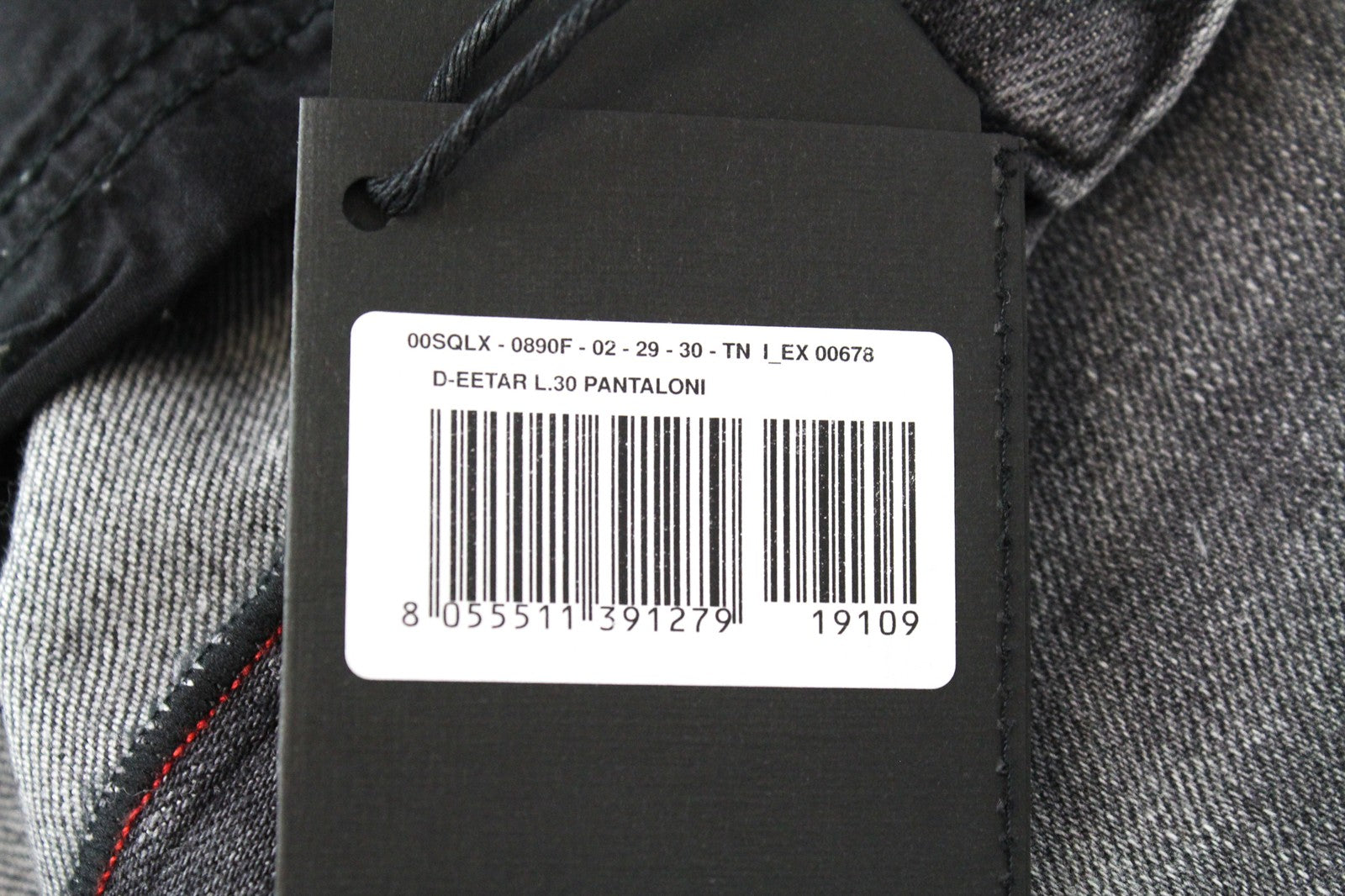 DIESEL D-Eetar 0890F W29/L30 vyriški džinsai, išblukintos pilkos spalvos, tamprūs, siaurėjantys, dėvėjimosi liemens. 