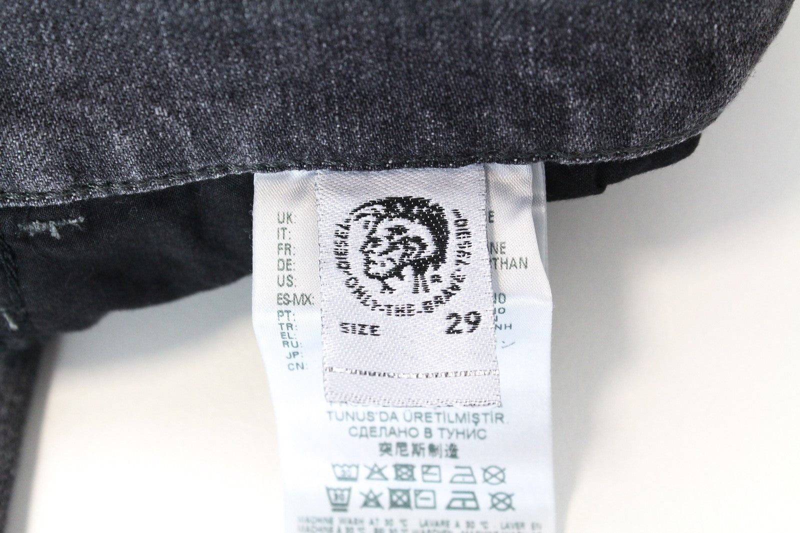 DIESEL D-Eetar 0890F W29/L30 vyriški džinsai, išblukintos pilkos spalvos, tamprūs, siaurėjantys, dėvėjimosi liemens. 